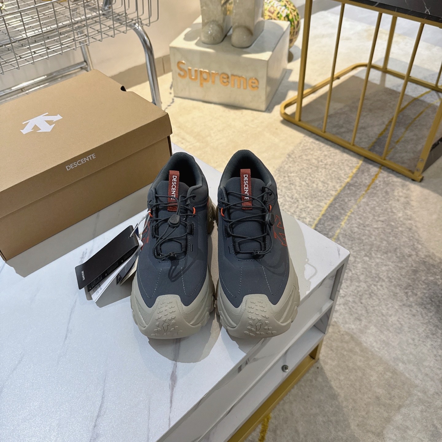 NO:668565,Shipped from Dongguan source!  DESCENTE DUALIS urban commuter GORE-TEX low-cut waterproof sports and casual shoes DUALIS GTX sports and fitness casual shoes Waterproof sock lining Excellent fit Cushioning and breathable Comfortable foot feel Thick-soled combination outsole Lightweight Q-elastic midsole Rubber bottom sheet combination Lighter Standard size 39 40 41 42 43 44 45, casual shoes/sports shoes, sneakers19860909东莞源头发货！ DESCENTE迪桑特DUALIS都市通勤GORE-TEX低帮防水运动休闲鞋 DUALIS GTX运动健身休闲鞋 防水袜套内里 贴合度超好 缓震透气 舒适的脚感 厚底组合大底 轻质Q弹中底 橡胶底片组合 更轻盈 标准码数39 40 41 42 43 44 45,休闲鞋/运动鞋,sneakers,Women's Shoes