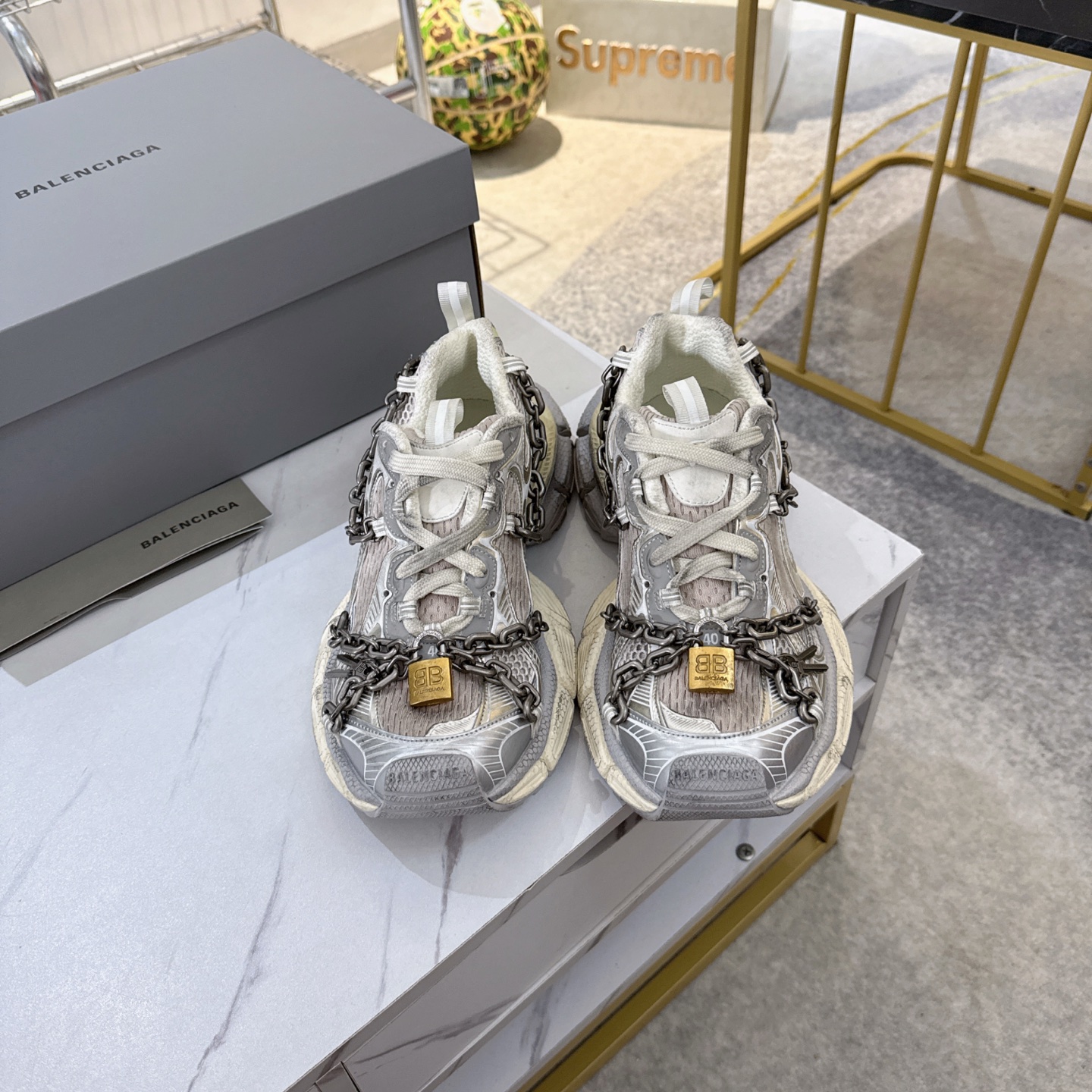 NO:668993,Ordinary high version of the top Balenciaga 3XL childlike lock Cost-effective version Balenciaga Phantom Sneaker Officially synchronized Balenciaga's new 3XL tenth generation trendy casual shoes Add a new design While continuing the outdoor contours and complex upper structure of the Track Trainer, the new version adds metallic style chain parts and childlike locks, keys and other special elements to the upper position, walking at the forefront of the trend Size 35 36 37 38 39 40 41  42 43 44 45, dad shoes, balenciaga, balenciaga, tom ford19860909普通 高版本顶级巴黎世家3XL童心锁 性价比版本 Balenciaga Phantom Sneaker 官方同步 巴黎世家全新3XL十代潮流休闲鞋 增加全新设计 在延续 Track Trainer 户外轮廓和复杂鞋面结构的同时,新版本在鞋面位置增加了金属风的锁链零件和童心锁,钥匙等特色元素,走在潮流的前沿 尺码35 36 37 38 39 40 41 42 43 44 45,老爹鞋,balenciaga,balenciaga,tom ford,Women's Shoes