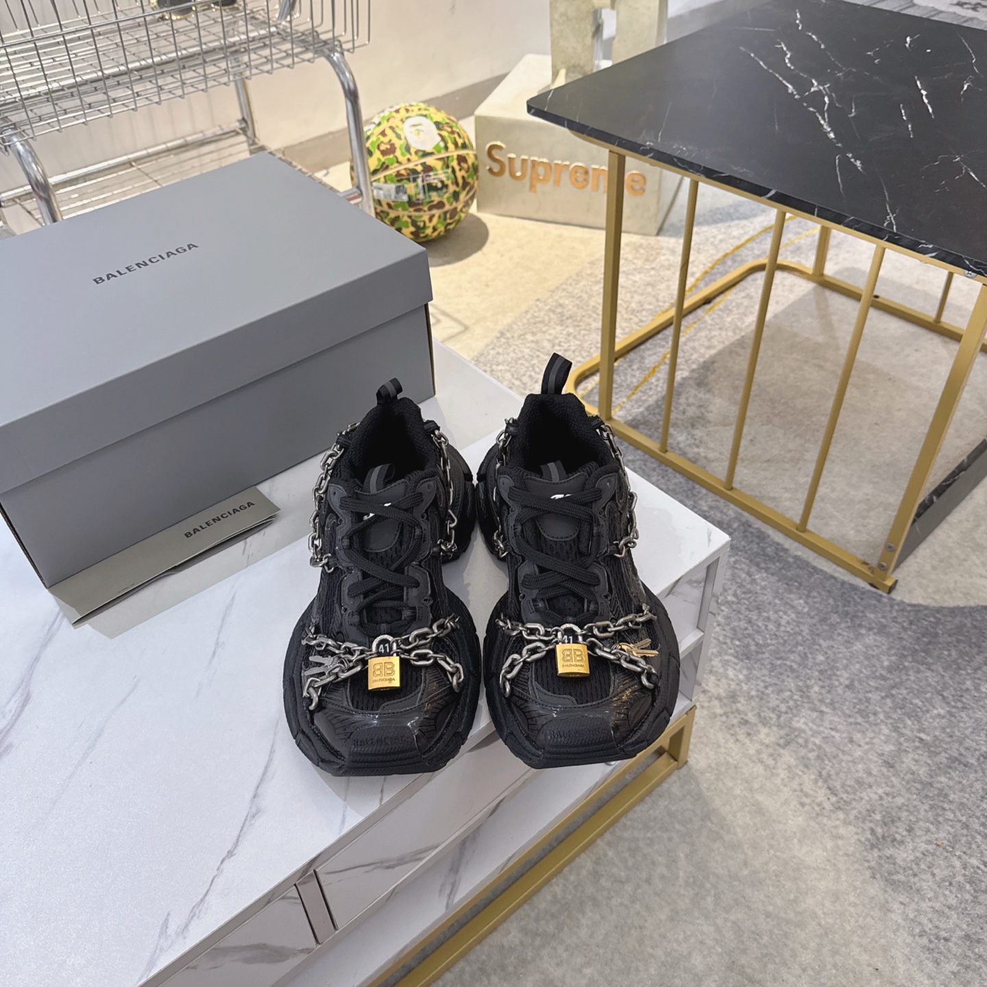 NO:668970,Ordinary high version of the top Balenciaga 3XL childlike lock Cost-effective version Balenciaga Phantom Sneaker Officially synchronized Balenciaga's new 3XL tenth generation trendy casual shoes Add a new design While continuing the outdoor contours and complex upper structure of the Track Trainer, the new version adds metallic style chain parts and childlike locks, keys and other special elements to the upper position, walking at the forefront of the trend Size 35 36 37 38 39 40 41  42 43 44 45, dad shoes, balenciaga, balenciaga, tom ford19860909普通 高版本顶级巴黎世家3XL童心锁 性价比版本 Balenciaga Phantom Sneaker 官方同步 巴黎世家全新3XL十代潮流休闲鞋 增加全新设计 在延续 Track Trainer 户外轮廓和复杂鞋面结构的同时,新版本在鞋面位置增加了金属风的锁链零件和童心锁,钥匙等特色元素,走在潮流的前沿 尺码35 36 37 38 39 40 41 42 43 44 45,老爹鞋,balenciaga,balenciaga,tom ford,Women's Shoes