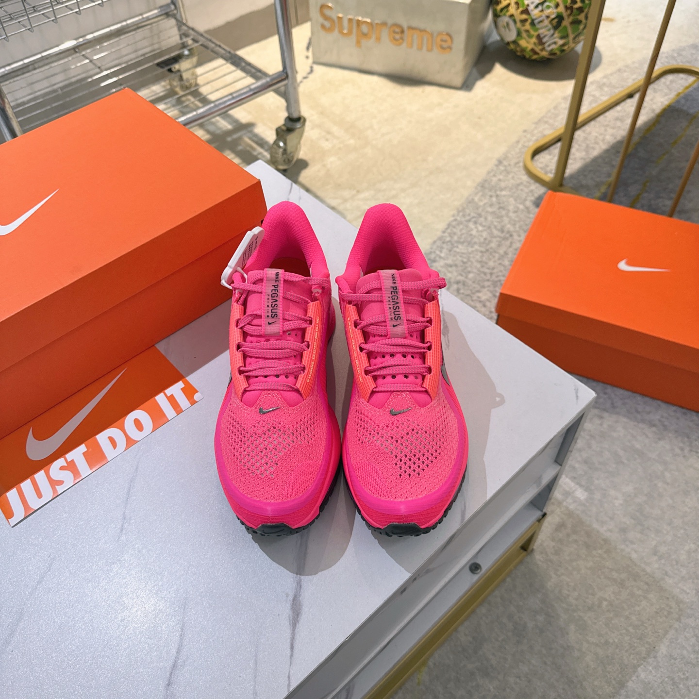 NO:679242,The strongest version on the market. Welcome to compare with NK Pegasus Premium series black and gray full-length air-cushion fiber air column mesh running shoes. Produced by the manufacturer Pure Original #Developed with original archive data, based on the legendary Pegasus series, integrating luxurious materials and innovative technology to create elite-level running shoes. #Upgraded React midsole with lighter and more elastic foam material, energy return increased by 12, long-lasting cushioning to reduce fatigue, helping you run farther.  #Breathable woven upper engineering mesh design accurately fits the foot shape, dynamic breathability without stuffiness, and still refreshing during long-distance running. #The track-level traction outsole has upgraded waffle pattern, multi-directional anti-slip design, and is rock-solid even on wet roads. #Details: luxurious textured metal signage, reflective elements and premium material splicing, taking into account performance and street fashion genes. Item No. HQ2595-101 Size36 36.5 37.5 38  38.5 39 40 40.5 41 42 42.5 43 44 44.5 45 46, casual shoes/sports shoes, miumiu, sneakers19860909市售最强版本 欢迎对比 NK Pegasus Premium系列 黑灰色 全掌气垫纤维气柱网面跑步鞋 大厂纯原出品 #原档案数据开发,以传奇飞马系列为蓝本,融合奢华材质与革新科技,打造精英级跑鞋. #升级React中底更轻、更弹的泡棉材质,能量回馈提升12,持久缓震减少疲劳,助你越跑越远. #透气编织鞋面工程网眼设计,精准贴合脚型,动态透气不闷脚,长跑依旧清爽. #赛道级抓地外底华夫格纹路升级,多向防滑设计,湿滑路面也能稳如磐石. #细节奢华质感金属标牌、反光元素与 premium 材质拼接,兼顾性能与街头潮流基因. 货号HQ2595-101 Size36 36.5 37.5 38 38.5 39 40 40.5 41 42 42.5 43 44 44.5 45 46,休闲鞋/运动鞋,miumiu,sneakers,Women's Shoes