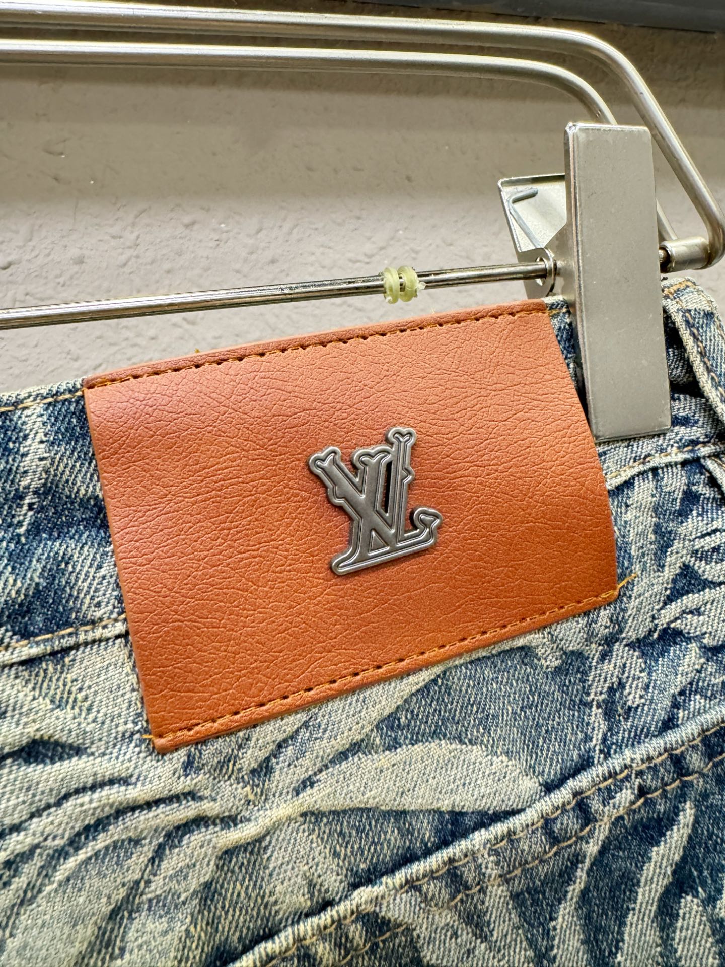 LV路易威登 2025专柜新品，原版牛仔裤 原版重工打造，品牌经典LOGO设计，三标齐全！原版五金辅料。