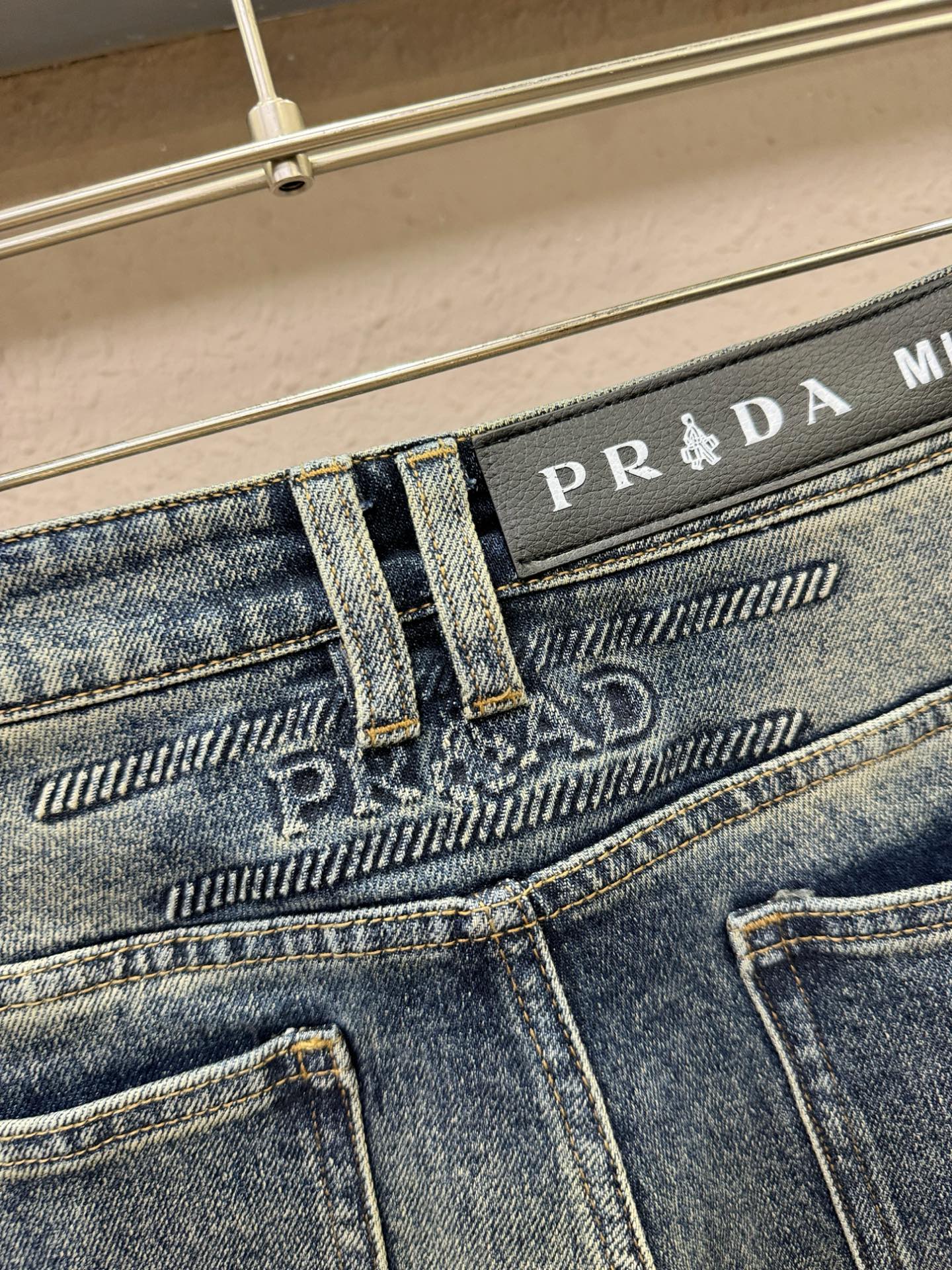 PRADA 普拉达 2025专柜新品，原版牛仔裤 原版重工打造，品牌经典LOGO设计，三标齐全！原版五金