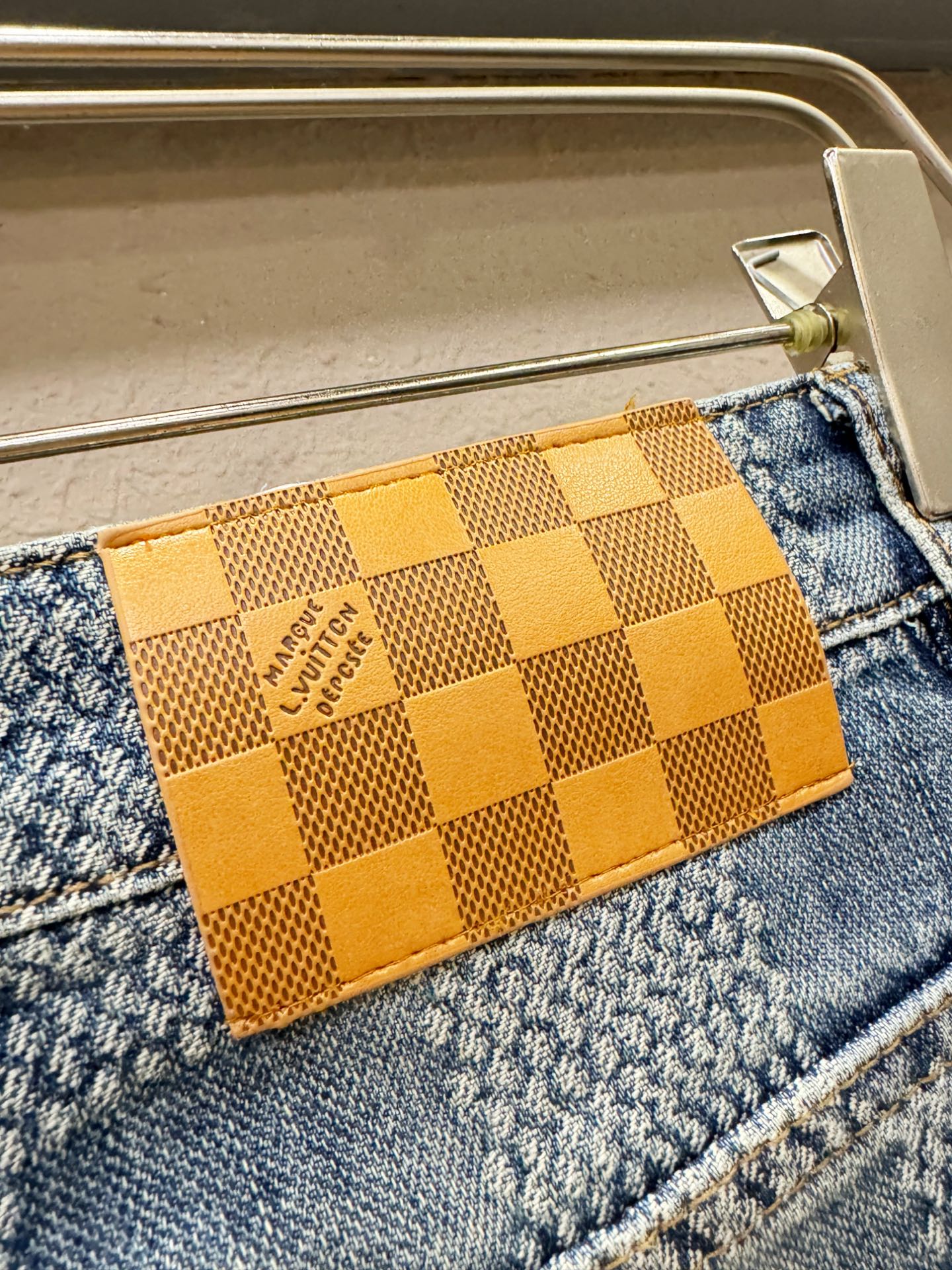 LV路易威登 2025专柜新品，原版牛仔裤 原版重工打造，品牌经典LOGO设计，三标齐全！原版五金辅料。