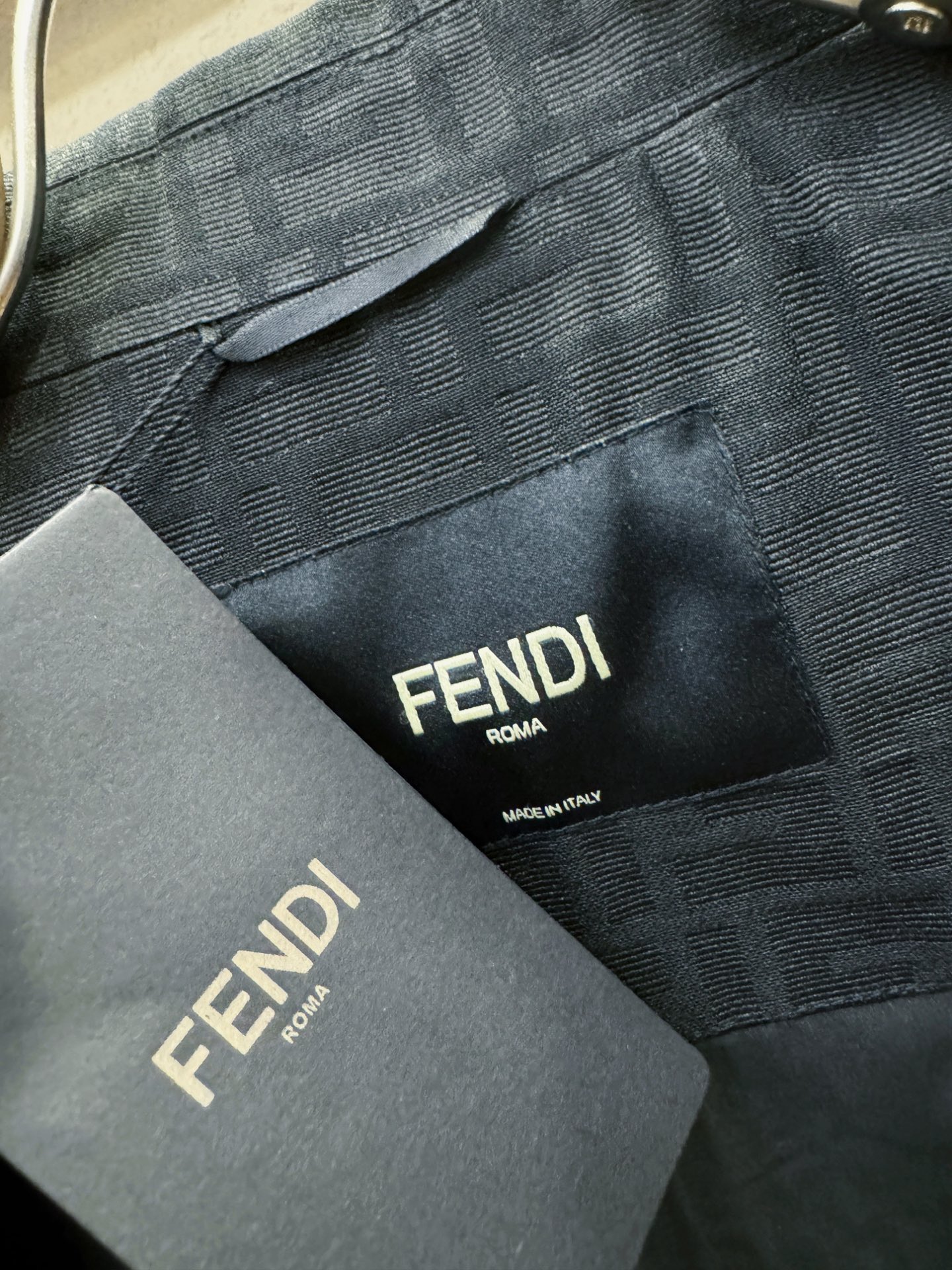 FENDI芬迪 2025秋冬新款夹克外套，原单狠货 意大利进口面料时尚夹克外套。欧洲专柜同步，上身更随意