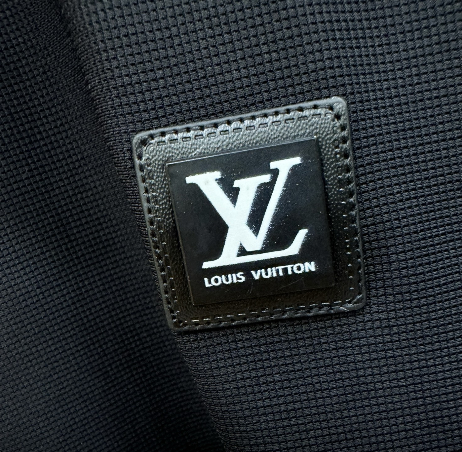 LV  2025秋季新品，官网同步 经典大气百搭Polo领长袖T恤，顶级原版面料，质感细腻 超柔软亲肤触