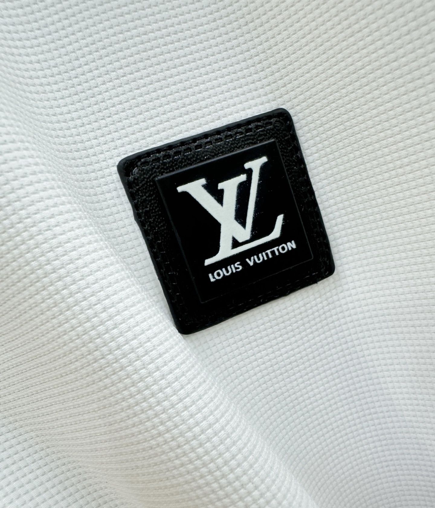 LV  2025秋季新品，官网同步 经典大气百搭Polo领长袖T恤，顶级原版面料，质感细腻 超柔软亲肤触