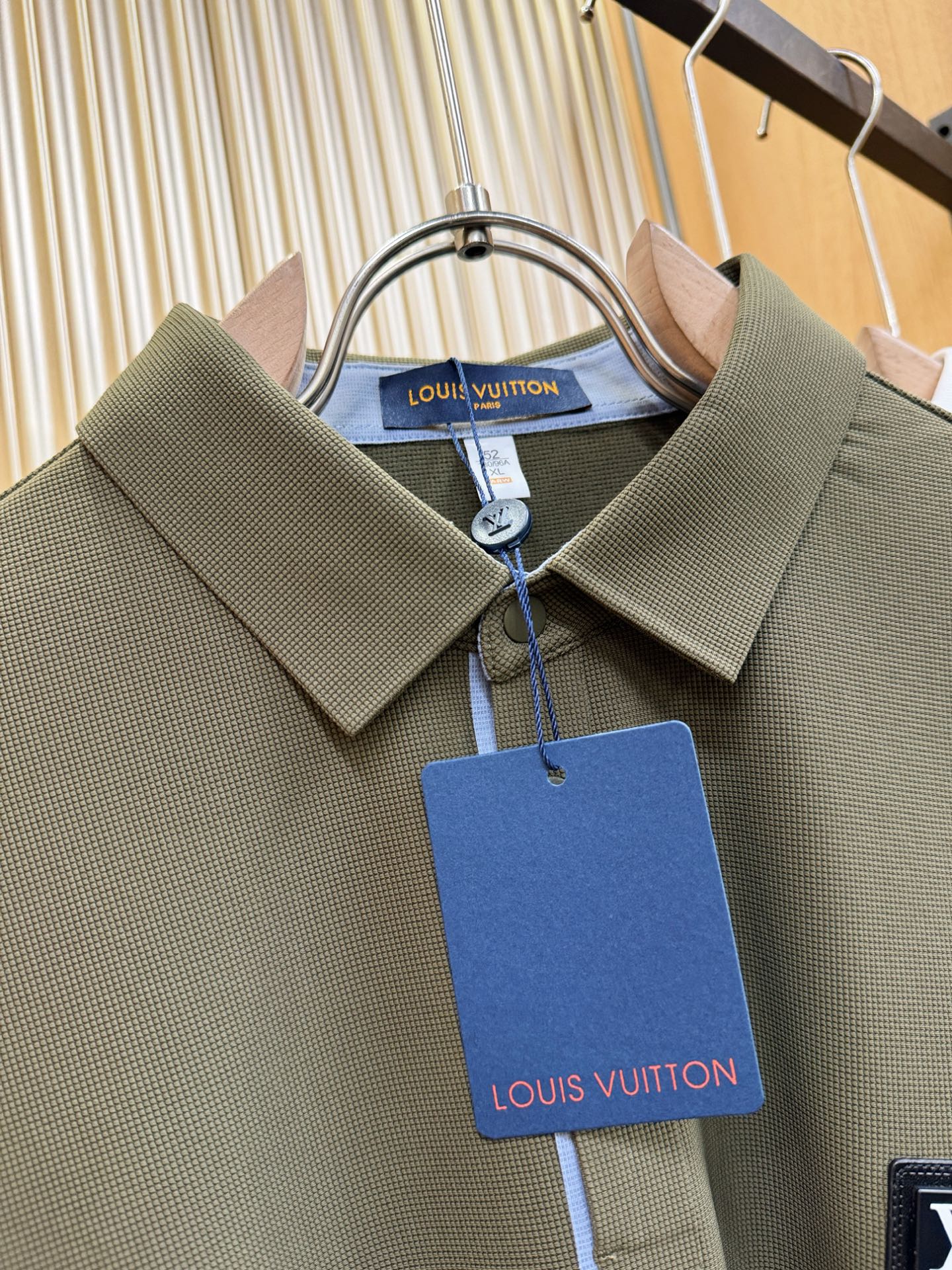 LV  2025秋季新品，官网同步 经典大气百搭Polo领长袖T恤，顶级原版面料，质感细腻 超柔软亲肤触