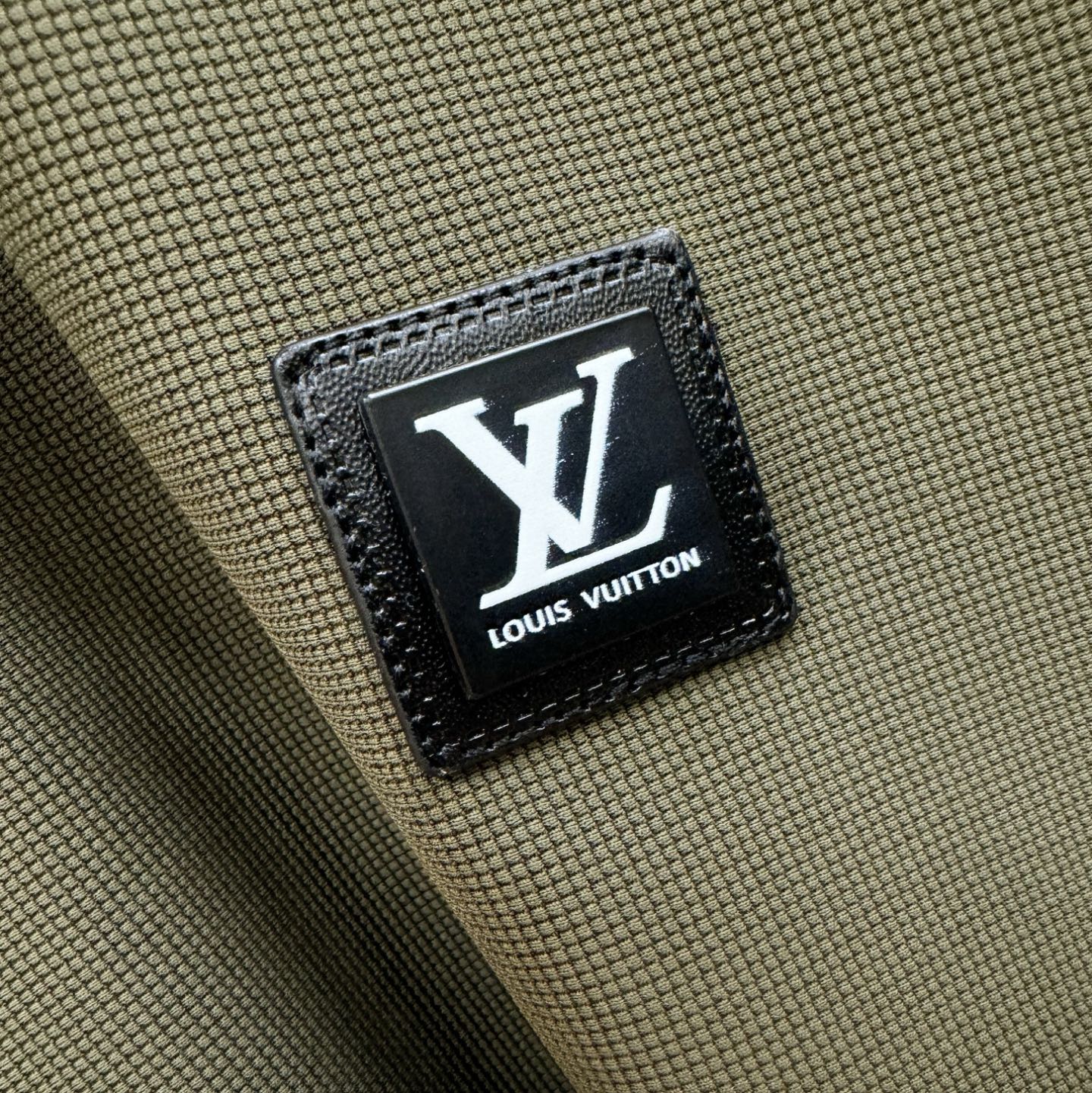 LV  2025秋季新品，官网同步 经典大气百搭Polo领长袖T恤，顶级原版面料，质感细腻 超柔软亲肤触