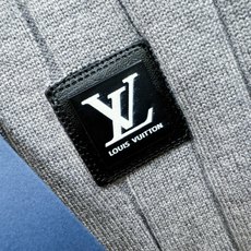 LV路易威登 2025新款毛衣,胸前logo设计!贸易公司渠道稀出,同步官网发售!秋冬系列经典设计!此款 LV路易威登 2025新款毛衣,胸前logo设计!贸易公司渠道稀出,同步官网发售!秋冬系列经典设计!此款