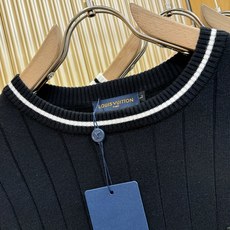 LV路易威登 2025新款毛衣,胸前logo设计!贸易公司渠道稀出,同步官网发售!秋冬系列经典设计!此款 LV路易威登 2025新款毛衣,胸前logo设计!贸易公司渠道稀出,同步官网发售!秋冬系列经典设计!此款