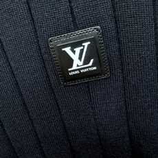 LV路易威登 2025新款毛衣,胸前logo设计!贸易公司渠道稀出,同步官网发售!秋冬系列经典设计!此款 LV路易威登 2025新款毛衣,胸前logo设计!贸易公司渠道稀出,同步官网发售!秋冬系列经典设计!此款
