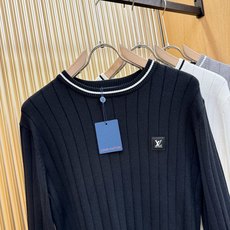 LV路易威登 2025新款毛衣,胸前logo设计!贸易公司渠道稀出,同步官网发售!秋冬系列经典设计!此款 LV路易威登 2025新款毛衣,胸前logo设计!贸易公司渠道稀出,同步官网发售!秋冬系列经典设计!此款