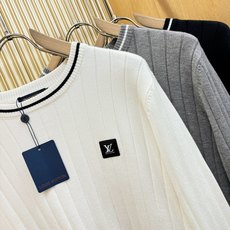LV路易威登 2025新款毛衣,胸前logo设计!贸易公司渠道稀出,同步官网发售!秋冬系列经典设计!此款 LV路易威登 2025新款毛衣,胸前logo设计!贸易公司渠道稀出,同步官网发售!秋冬系列经典设计!此款