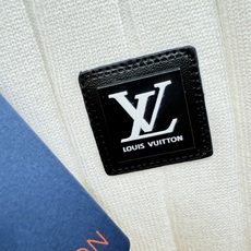 LV路易威登 2025新款毛衣,胸前logo设计!贸易公司渠道稀出,同步官网发售!秋冬系列经典设计!此款 LV路易威登 2025新款毛衣,胸前logo设计!贸易公司渠道稀出,同步官网发售!秋冬系列经典设计!此款
