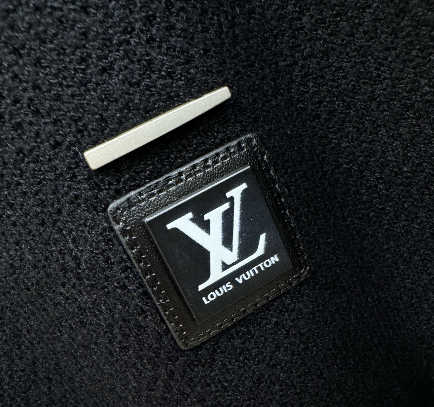 LV路易威登 拉链毛衣开衫ss秋冬新品，毛衣拉链开衫 经典百搭款 官网同步发售 定制面料，柔软细腻  舒