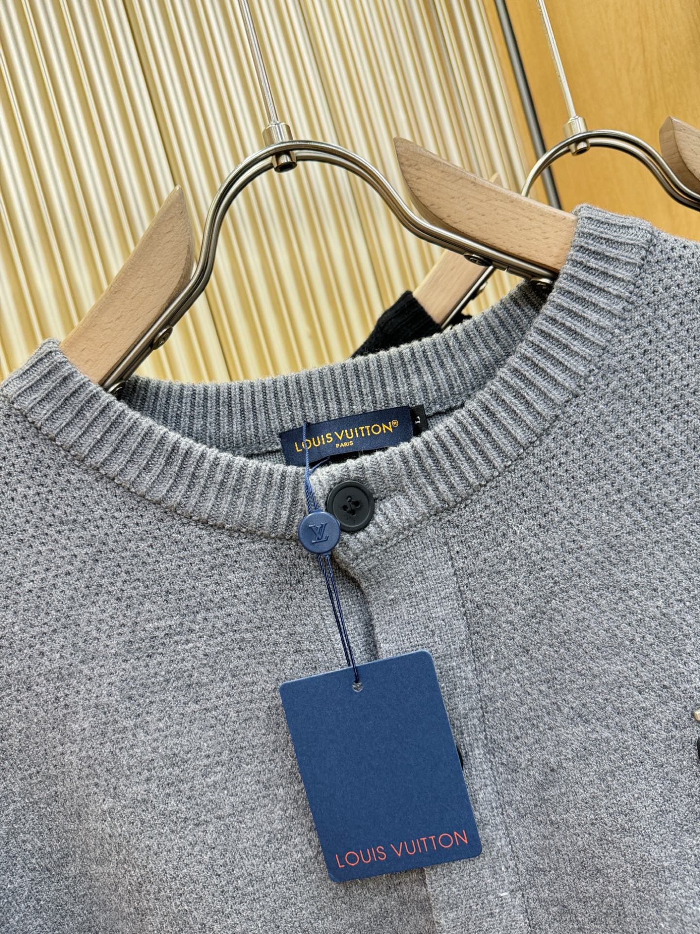 LV路易威登 拉链毛衣开衫ss秋冬新品，毛衣拉链开衫 经典百搭款 官网同步发售 定制面料，柔软细腻  舒