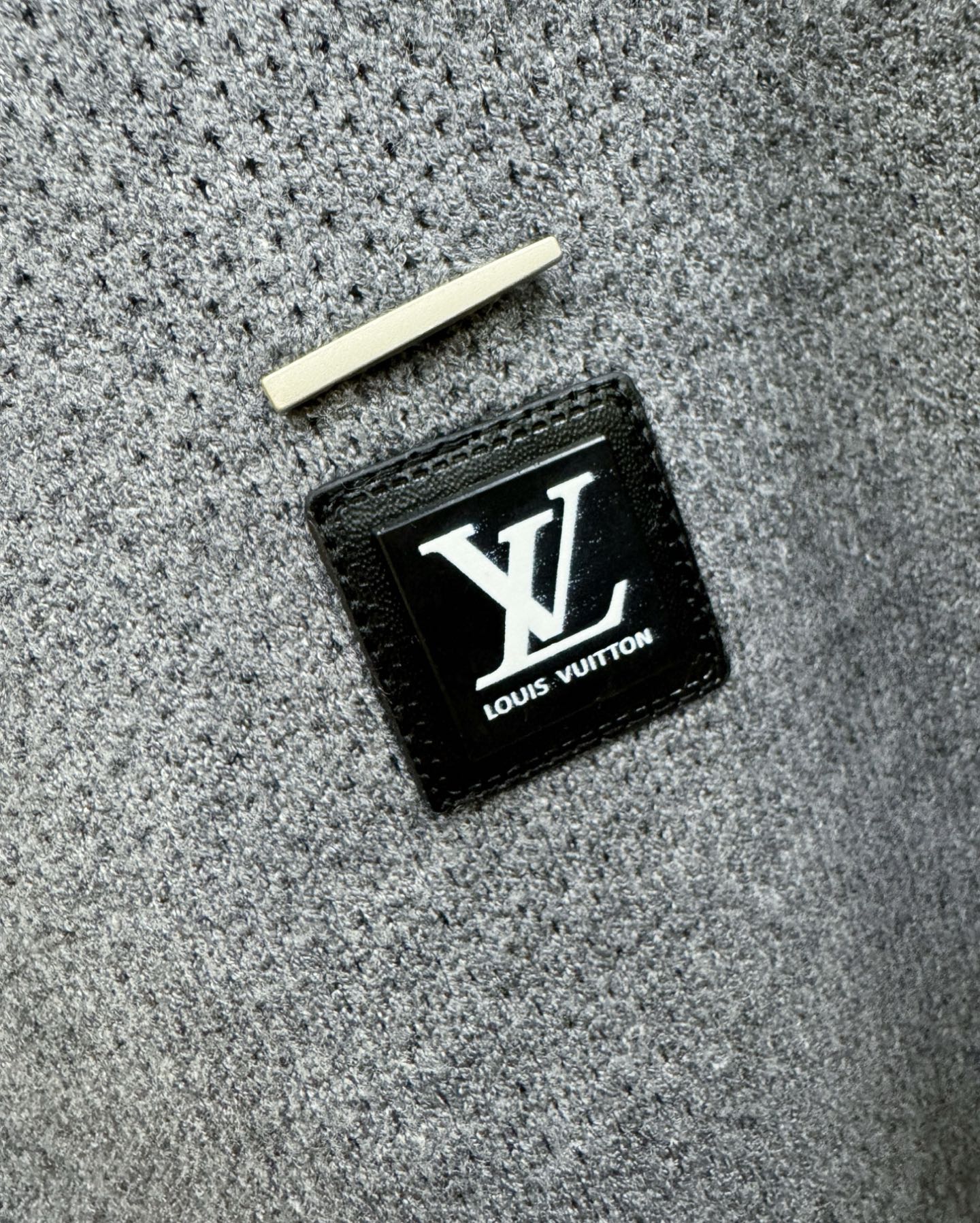 LV路易威登 拉链毛衣开衫ss秋冬新品，毛衣拉链开衫 经典百搭款 官网同步发售 定制面料，柔软细腻  舒