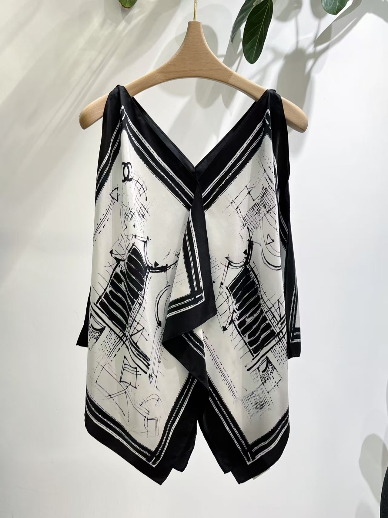 NO:861341,'Reprint and ship' Ch black and white hand-painted silk top. The light silk is comfortable and elegant. The V-neck + irregular hem design is elegant and modern. The black and white color scheme is classic and versatile!  One size fits all, Dior-clothing, dior, real silk,19860909《翻单出货》 Ch 黑白手绘真丝上衣 轻薄丝绸舒适又飘逸,V领+不规则下摆设计,优雅又有现代感,黑白配色经典百搭！均码,迪奥-服装,dior,real silk,,Women's clothing
