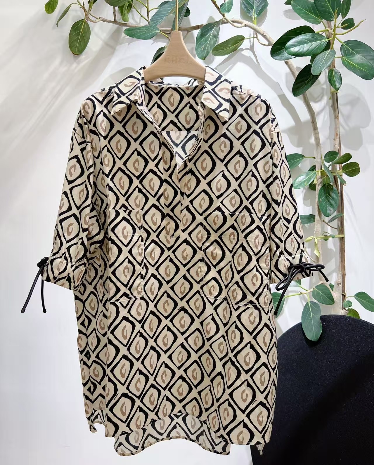NO:861474,MAX26 series rhombus printed shirt, soft and not easy to wrinkle, retro rhombus pattern + cuff drawstring, perfect details. Size S-XL, Maxmara-clothing, shirts,19860909MAX26系列菱格印花衬衫,柔软不易皱,复古菱格纹+袖口抽绳,细节满分. 码数S-XL,麦丝玛拉-服装,shirts,,Women's clothing