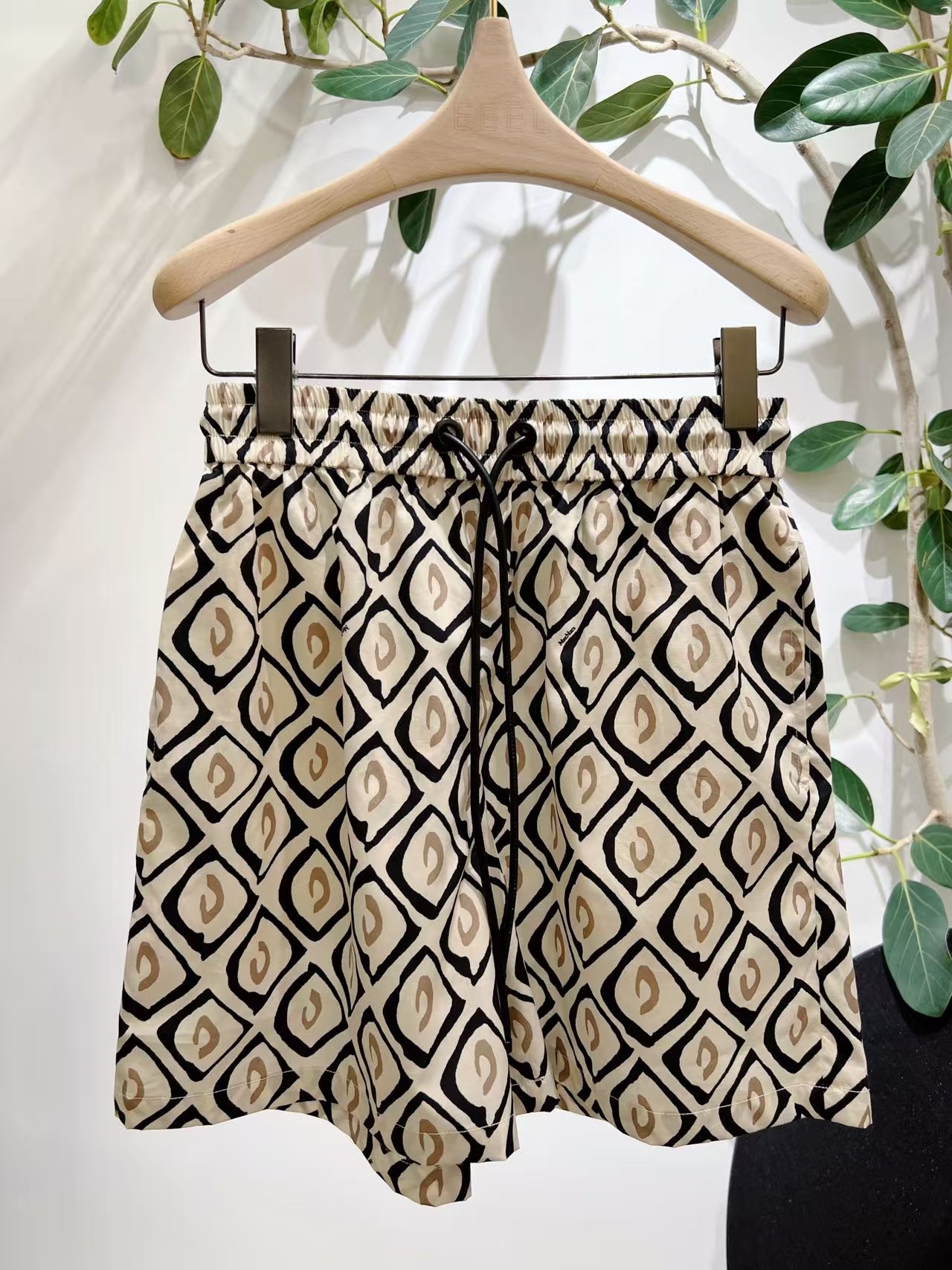 NO:861485,MAX26 series rhombus printed shorts, cotton poplin material is not easy to wrinkle, retro rhombus pattern + waist drawstring, loose fit, easy to control for commuting and vacation. Size S-XL, Maxmara-clothing, shorts,19860909MAX26系列菱格印花短裤,棉府绸材质不易皱,复古菱格纹+腰头抽绳,宽松版型,通勤,度假都能轻松驾驭. 码数S-XL,麦丝玛拉-服装,shorts,,Women's clothing