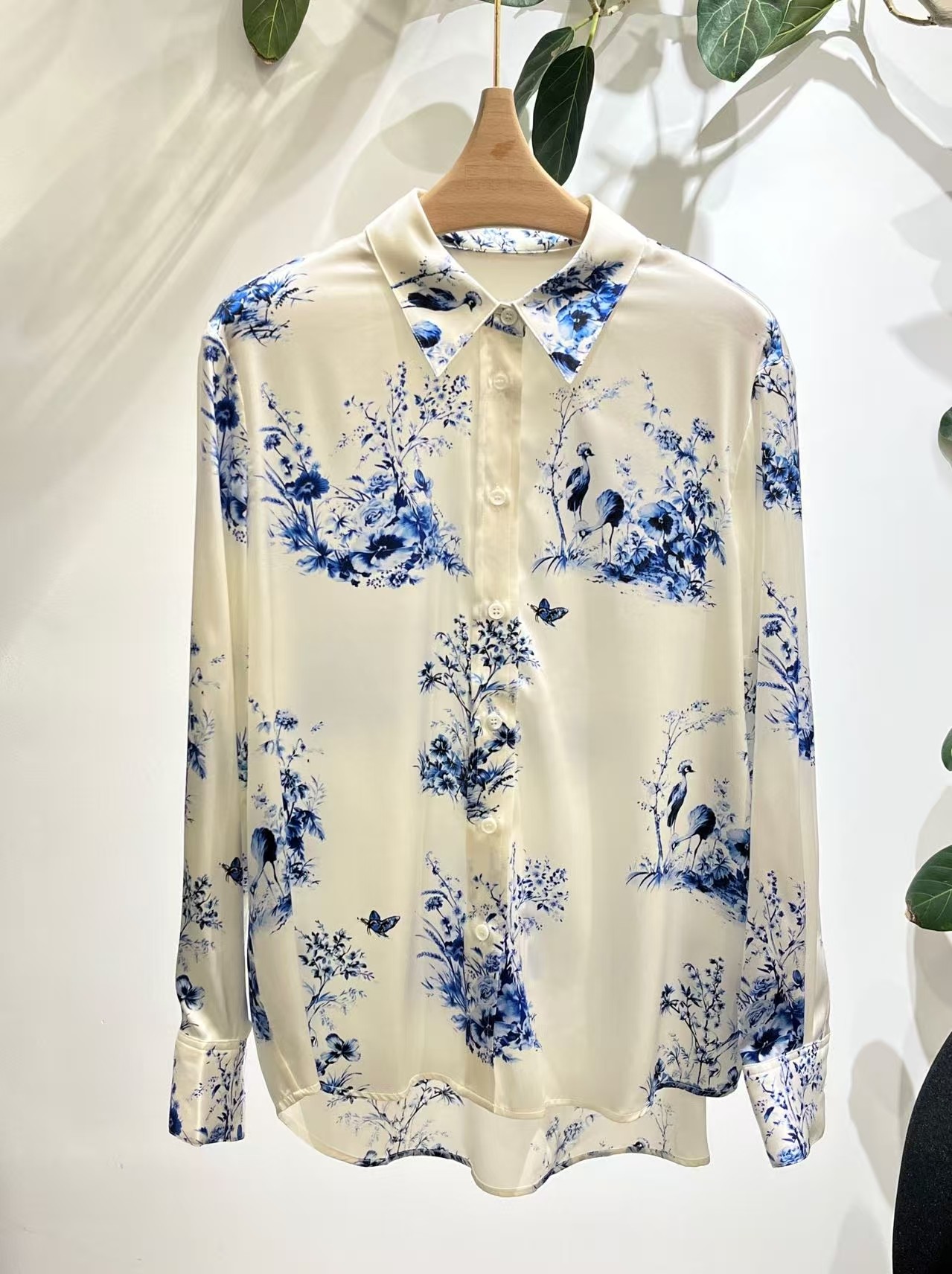 NO:861412,CD blue and white porcelain printed mulberry silk shirt, the blue and white pattern is elegant and has oriental charm. Classic lapel + long sleeves, slim fit. Size S-L, Dior-clothing, dior, shirts,19860909CD 青花瓷印花桑蚕丝衬衫,蓝白花纹典雅又有东方韵味.经典翻领+长袖,剪裁修身. 码数S-L,迪奥-服装,dior,shirts,,Women's clothing