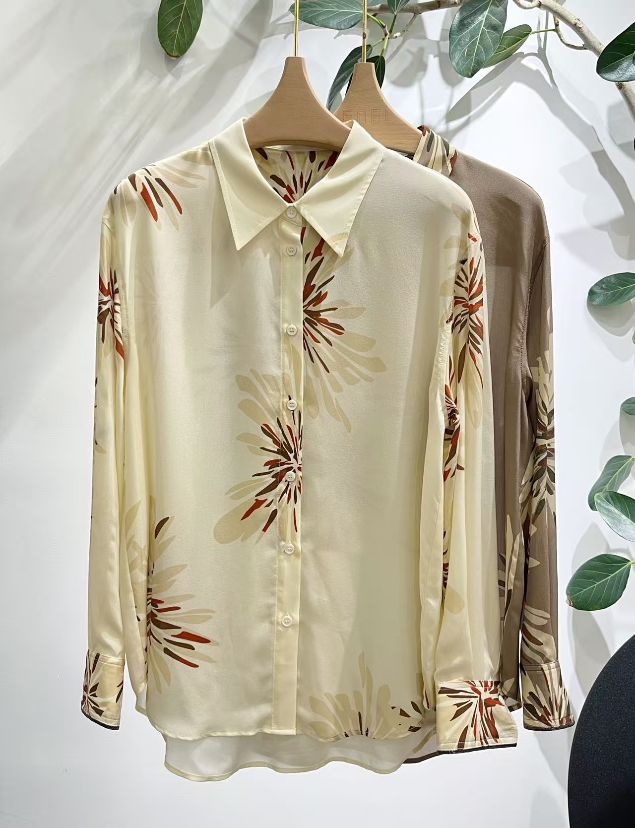 NO:861385,BC26 spring and summer silk shirt, made of mulberry silk, off-white khaki bottom with red and brown fireworks print, full of artistic sense. Classic pointed collar + single row of buttons, cuff bead chain details are super exquisite. Size S-L, women's clothing, shirts, real silk,19860909BC26春夏真丝衬衫,桑蚕丝材质,米白 卡其底配红棕烟花印花,艺术感满满.经典尖领+单排纽扣,袖口珠链细节超精致. 码数S-L,女装,shirts,real silk,,Women's clothing