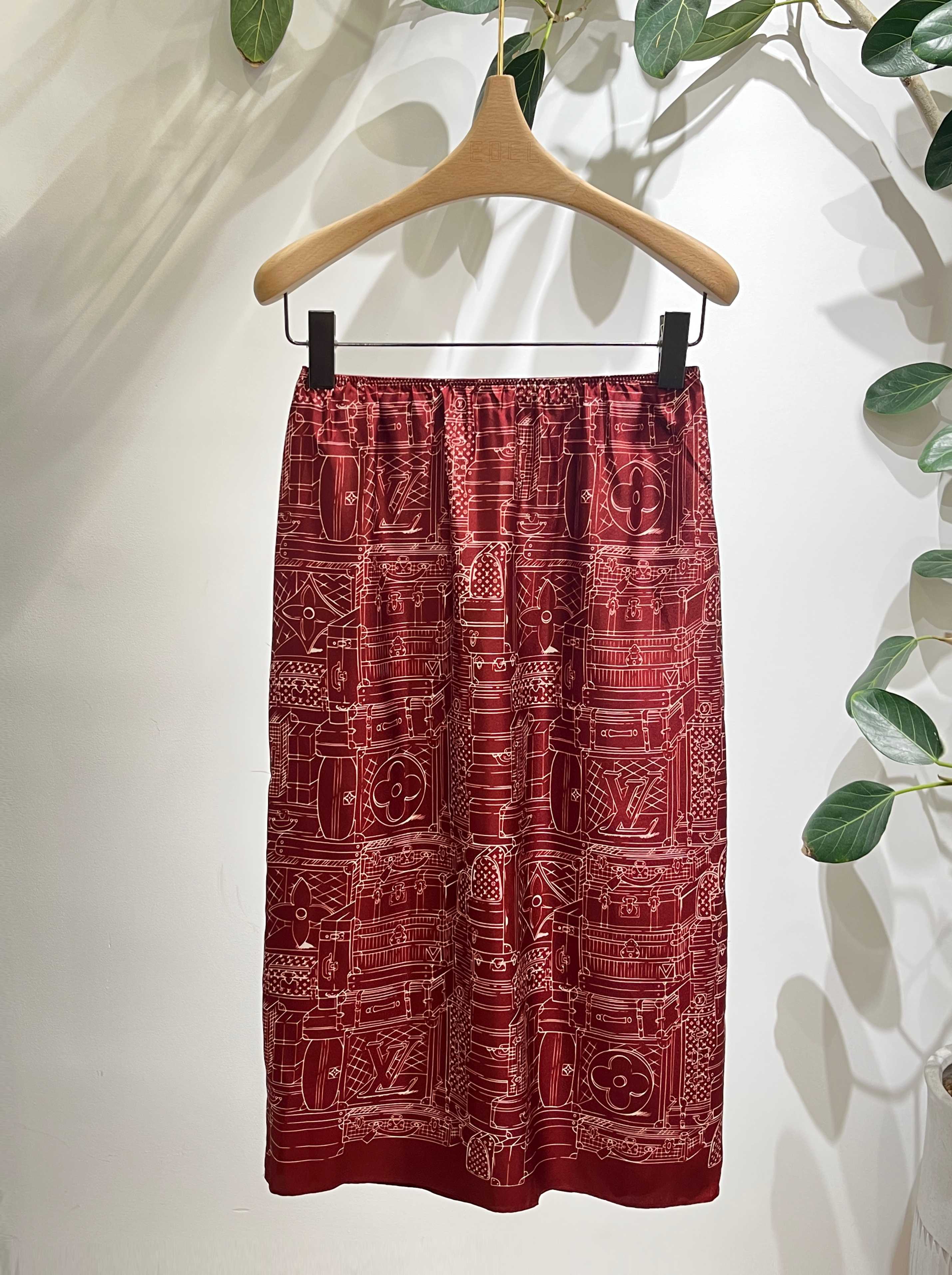NO:861424,Louis red silk skirt, classic presbyopia pattern + hand-painted lines, whoever wears it will look better, retro and modern, very practical! A must-have for fashionistas! Size S-XL, Louis Vuitton-clothing, louis vuitton, skirts, real silk,19860909路易红色真丝半身裙,经典老花图案+手绘线条,谁穿谁好看,复古又现代非常实穿!时髦精必入! 码数S-XL,路易威登-服装,louis vuitton,skirts,real silk,,Women's clothing