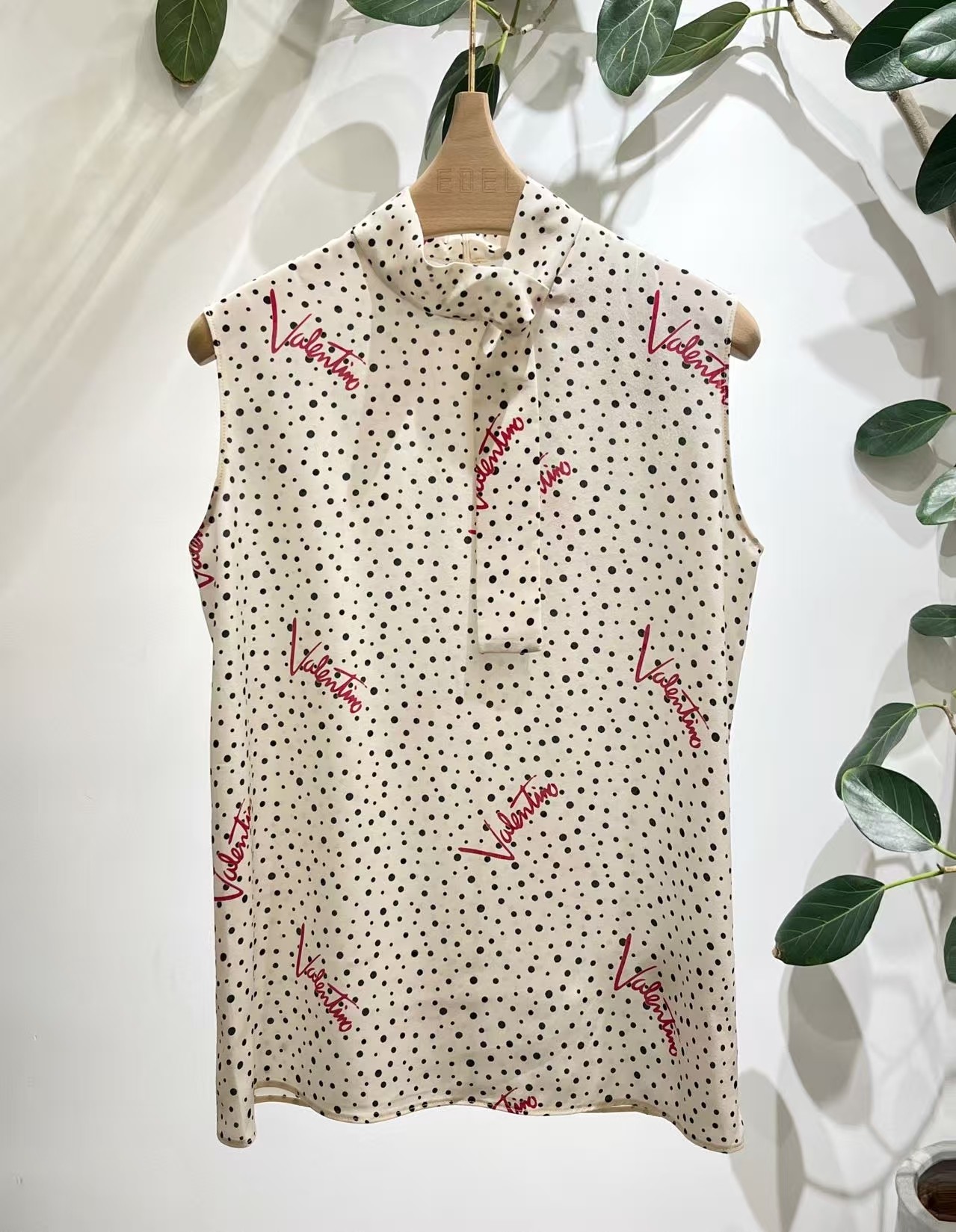 NO:861437,VT26 polka dot silk vest, French polka dots + red letters, elegant and playful, neckline tie design, full of retro feel. Size S-L, Valentino-clothing, valentino, real silk,19860909VT26波点真丝背心,法式波点+红色字母,优雅又俏皮,领口系带设计,复古感满满 . 码数S-L,华伦天奴-服装,valentino,real silk,,Women's clothing