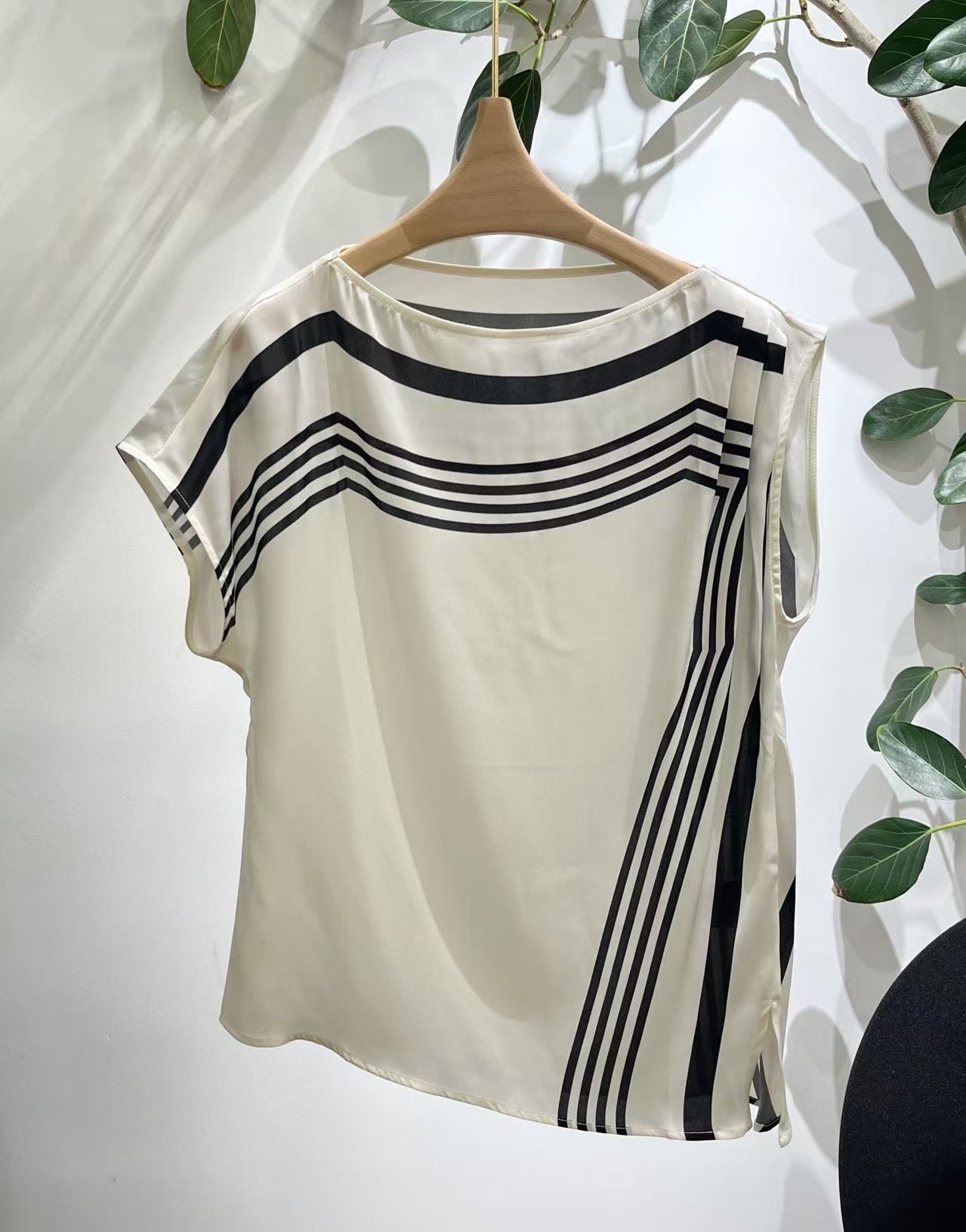 NO:861449,Edition satin silk striped top, black and white stripes + satin gloss, simple and textured, sleeveless design to modify the shoulder line, with a natural drape. Size: S-L, women's clothing, real silk,19860909Edition缎面真丝条纹上衣,黑白条纹+缎面光泽,简约又有质感,无袖设计修饰肩部线条,垂坠感自然. 码数；S-L,女装,real silk,,Women's clothing