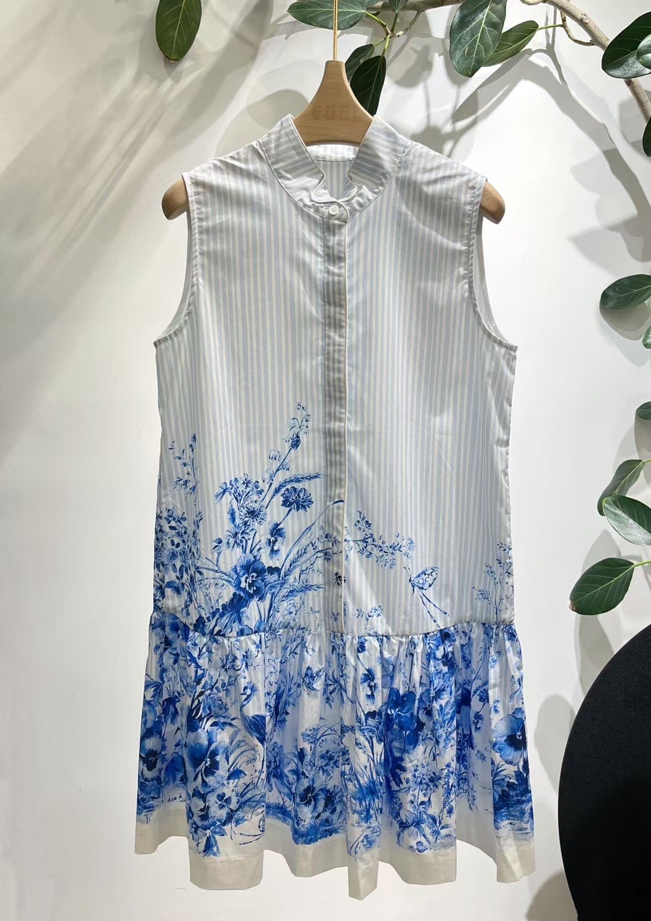 NO:861305,CD26 blue and white porcelain sleeveless dress, blue and white color + plant flower and bird print, full of oriental aesthetic atmosphere. Stand-up collar sleeveless shirt design, both layering and flexibility. Size S-L, Dior-clothing, dior, skirts, shirts,19860909CD26青花瓷无袖连衣裙,蓝白配色+植物花鸟印花,东方美学氛围感拉满 .立领无袖衬衫式设计,层次感和灵动性兼具. 码数S-L,迪奥-服装,dior,skirts,shirts,,Women's clothing