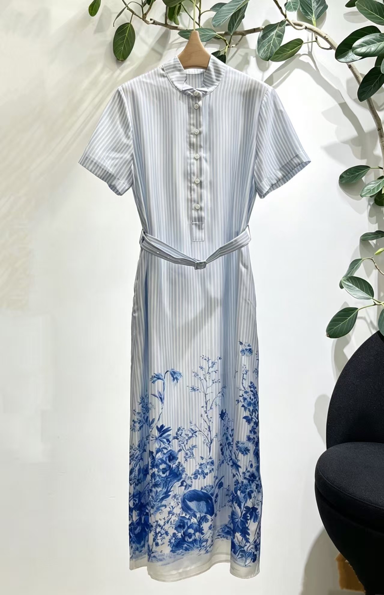 NO:861314,CD blue and white porcelain striped dress, made of mulberry silk, light and breathable, blue and white vertical stripes + blue and white porcelain flower and bird print, full of oriental aesthetic atmosphere. Size S-L, Dior-clothing, dior, skirts,19860909CD 青花瓷条纹连衣裙,桑蚕丝材质,轻盈透气,蓝白竖条纹+青花瓷花鸟印花,满满东方美学氛围感 . 码数S-L,迪奥-服装,dior,skirts,,Women's clothing