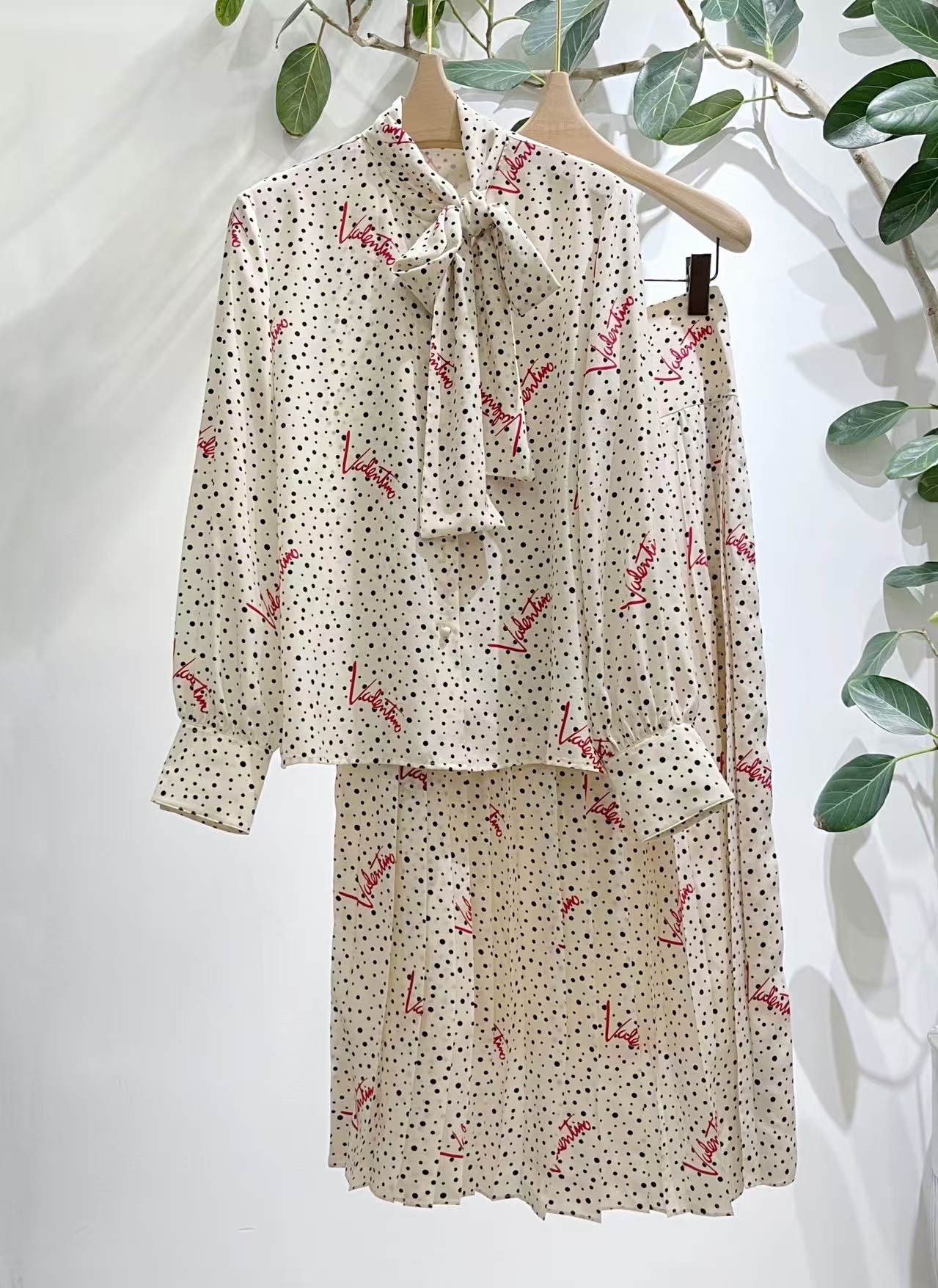NO:861152,VT streamer shirt, pleated skirt, white background with black polka dots + red logo, silk ribbon tie design, pleated skirt is elegant and detailed, and the elegance is directly full! Size S-L 800, Valentino-clothing, valentino, skirts, shirts, real silk,19860909VT 飘带衬衫 百褶半裙裙,白底黑波点+红色Logo,真丝飘带领结设计,百褶半裙优雅又有细节感,优雅气质直接拉满! 码数S-L 800,华伦天奴-服装,valentino,skirts,shirts,real silk,,Women's clothing