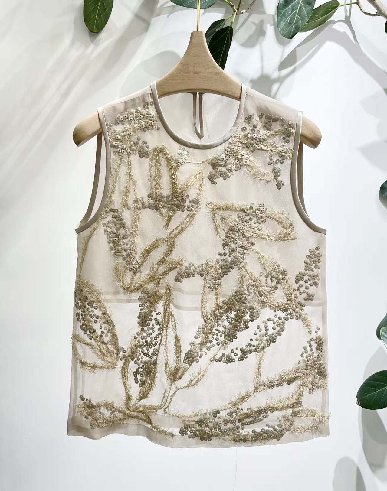 NO:861325,BC26 silk sequined sleeveless top, light and breathable, with exquisite three-dimensional hand-embroidered patterns, and sequin embellishments that shine like stars in the light. The sleeveless design easily creates a high-end look. Size S-L, women's clothing, real silk,19860909BC26真丝亮片无袖上衣,轻盈透气,手工刺绣图案精致立体,珠片点缀在光线下闪耀如星河.无袖设计轻松打造高级感穿搭. 码数S-L,女装,real silk,,Women's clothing