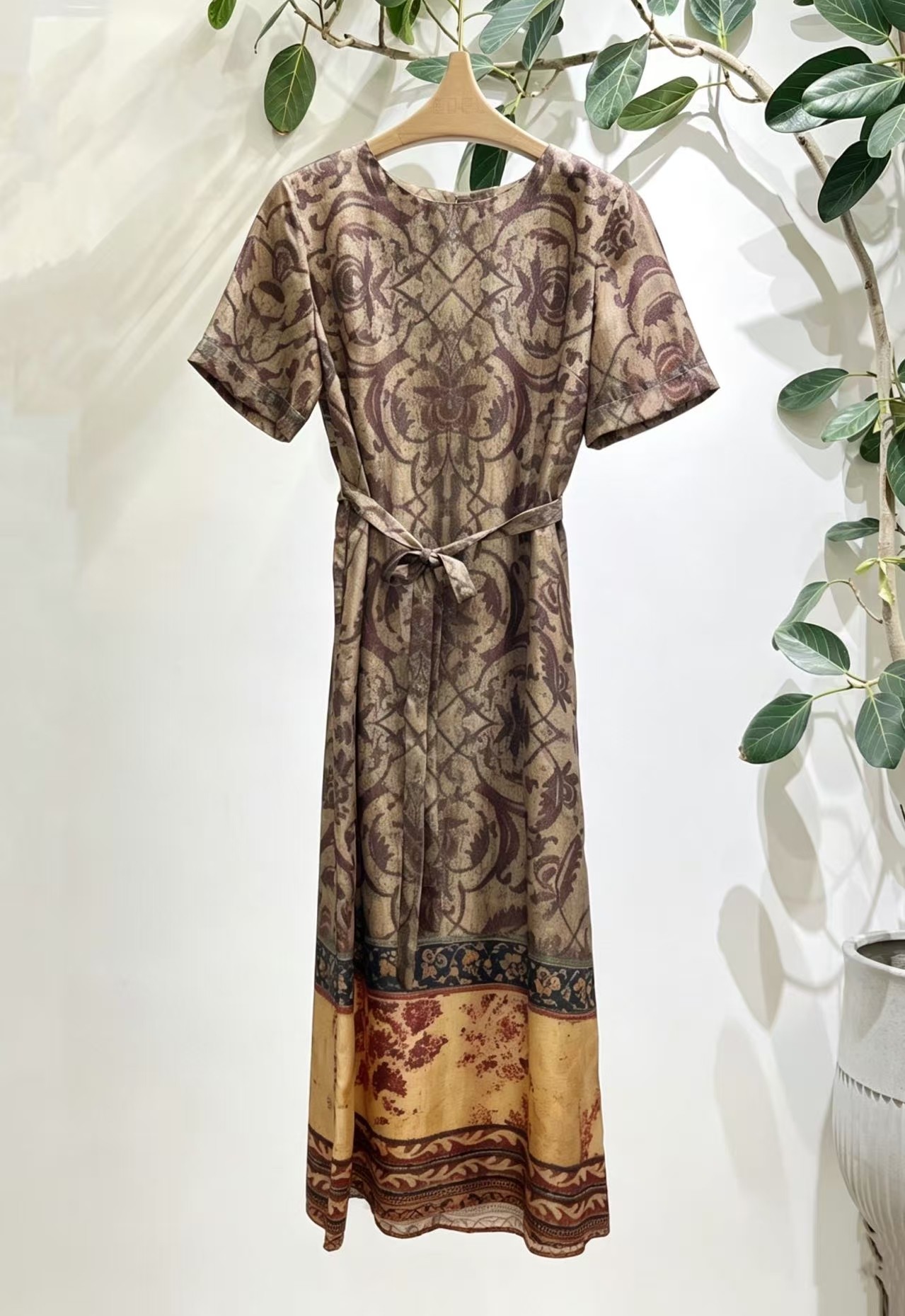 NO:866234,Retro silk printed dress, brown beige tones with complex prints, waist tie design, easy to adjust the elasticity, highlighting the waistline. Size S-XL, women's clothing, skirts, real silk,19860909复古真丝印花连衣裙,棕米色调搭配复杂印花,腰部系带设计,轻松调节松紧,凸显腰线. 码数S-XL,女装,skirts,real silk,,Women's clothing