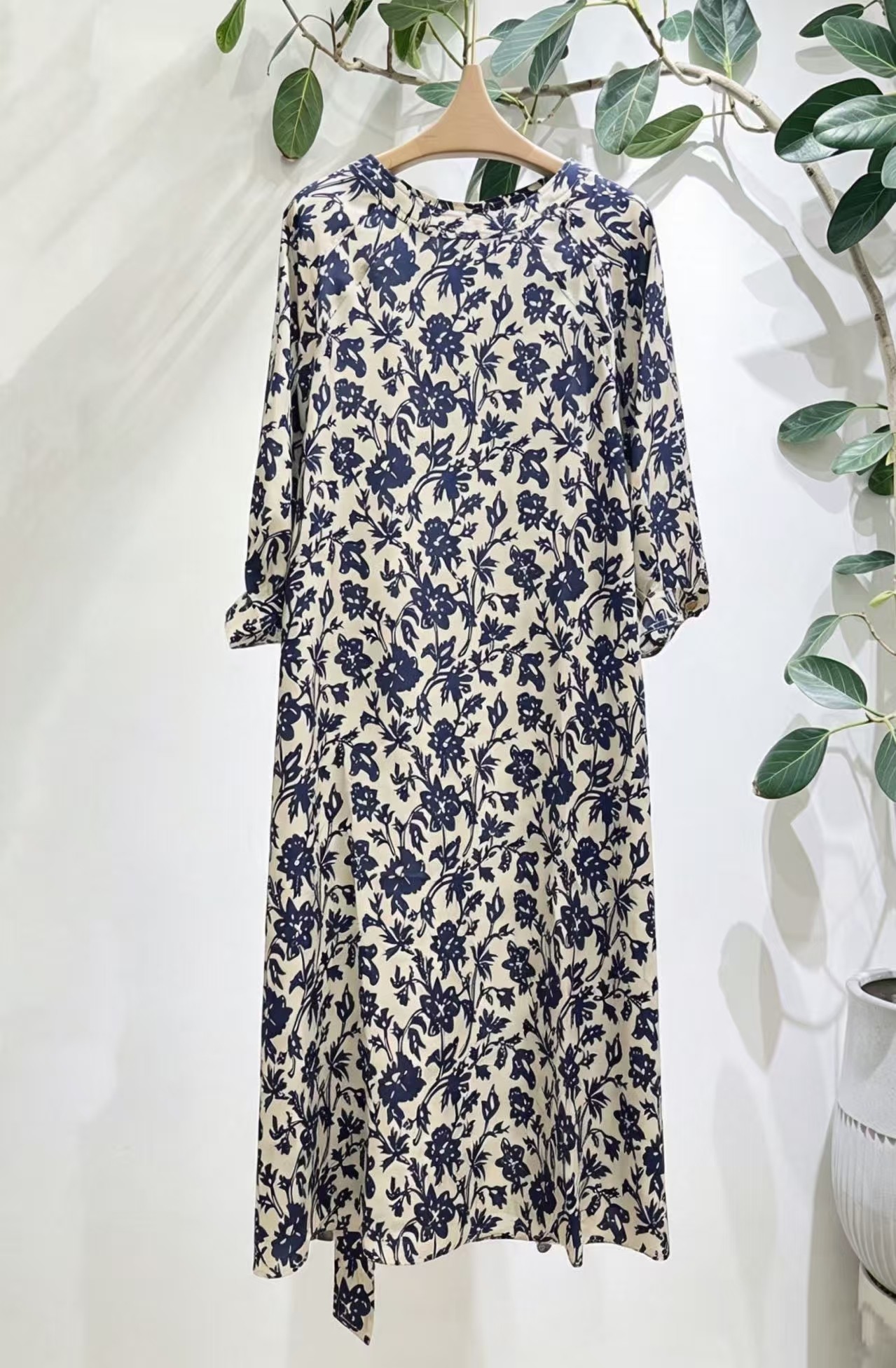 NO:866250,Blue and white floral dress, blue and white color + floral print, full of literary and retro feel. Fresh and elegant, the belt shows off your figure, and is very friendly to fat sisters! Size S-XL, women's clothing, skirts,19860909蓝白碎花连衣裙,蓝白配色+花卉印花,文艺复古感满满.清新优雅,腰带超显身材,对微胖姐妹超友好! 码数S-XL,女装,skirts,,Women's clothing