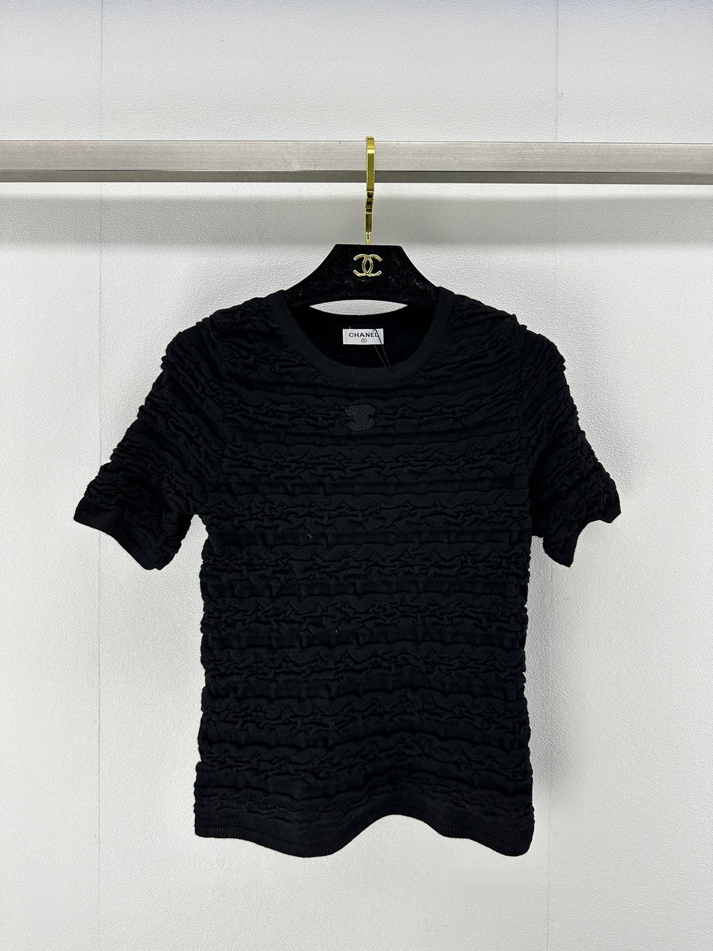 NO:307371,Chane* new details 25 New summer knitted pleated short-sleeved label logo, the upper body effect is very high-end and fragrant!  2 color 3 code SML, chanel, T-shirt, alexander wang19860909Chane*上新细节 25 夏季新款针织褶皱短袖贴标logo 上身效果很高级小香风！ 2色3码SML,,chanel,T-shirt,alexander wang,Women's clothing