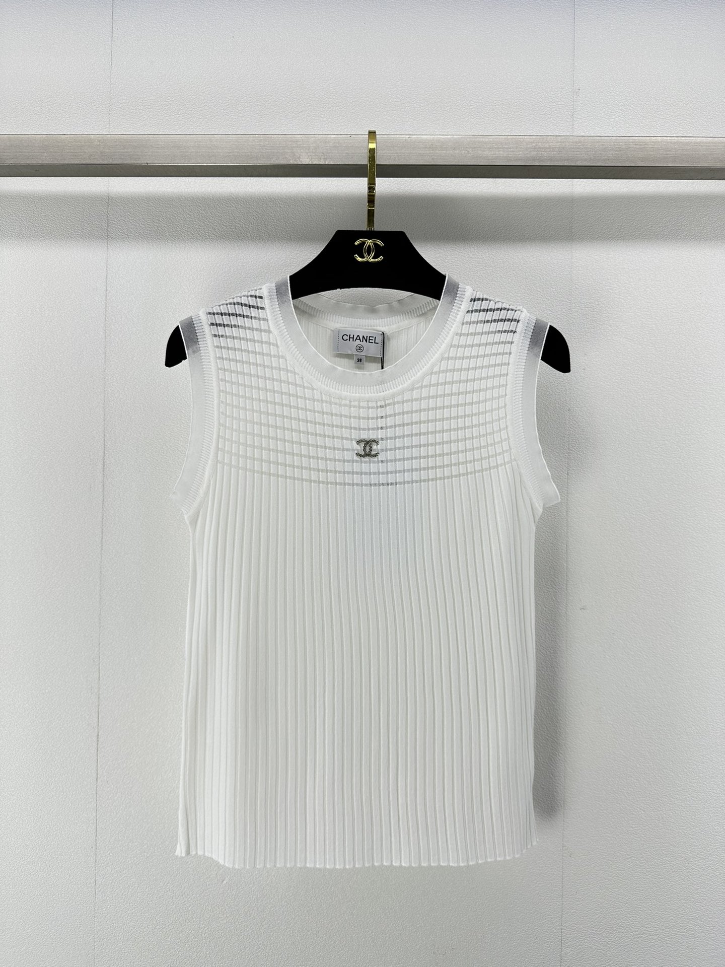 NO:325339,Chane* new details 25 Spring and summer lace vest round neck slim fit splicing, middle gold jewelry logo, light fabric, cool and breathable, versatile and slim and elastic, versatile and not picky, 3 colors and 3 sizes, SML, chanel, alexander wang19860909Chane*上新细节 25 春夏花边背心圆领修身拼接 中间金饰logo 轻薄面料冰凉透气 气质百搭显瘦有弹力 百搭不挑人 3色3码SML,,chanel,alexander wang,Women's clothing