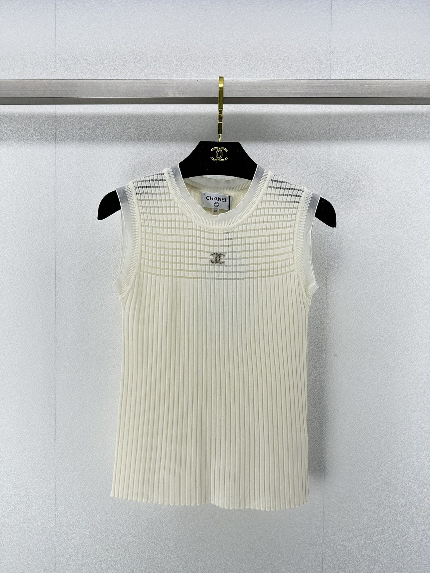 NO:325345,Chane* new details 25 Spring and summer lace vest round neck slim fit splicing, middle gold jewelry logo, thin fabric, cool and breathable, versatile and slim and elastic, versatile and not picky, 3 colors and 3 sizes SML., chanel, alexander wang19860909Chane*上新细节 25 春夏花边背心圆领修身拼接 中间金饰logo 轻薄面料冰凉透气 气质百搭显瘦有弹力 百搭不挑人 3色3码SML.,,chanel,alexander wang,Women's clothing