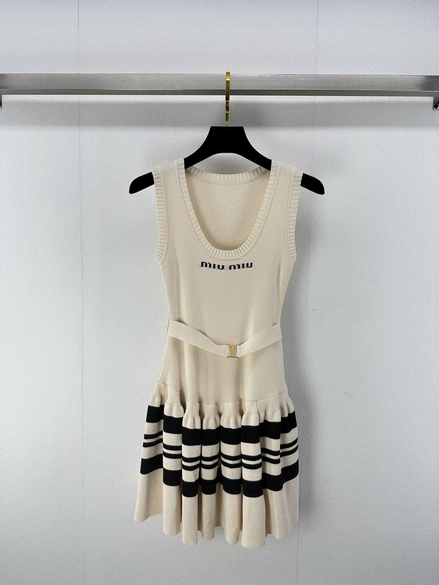 NO:415272,Miumi *New details 24 New summer lotus vest skirt, great style, positioning jacquard logo, perfectly optimized body curve fabric, comfortable and elastic. It is finely crafted, and a versatile dress that young and beautiful girls can easily control. 2 colors and 3 sizes SML, miumiu, skirts, alexander wang19860909miumi *上新细节 24 夏季新款荷叶背心裙 版型巨赞 定位提花logo 完美优化身材曲线面料舒适,弹力大.做工精细,青春美少女和轻熟女都可以轻松驾驭的百搭连衣裙 2色3码SML,,miumiu,skirts,alexander wang,Women's clothing