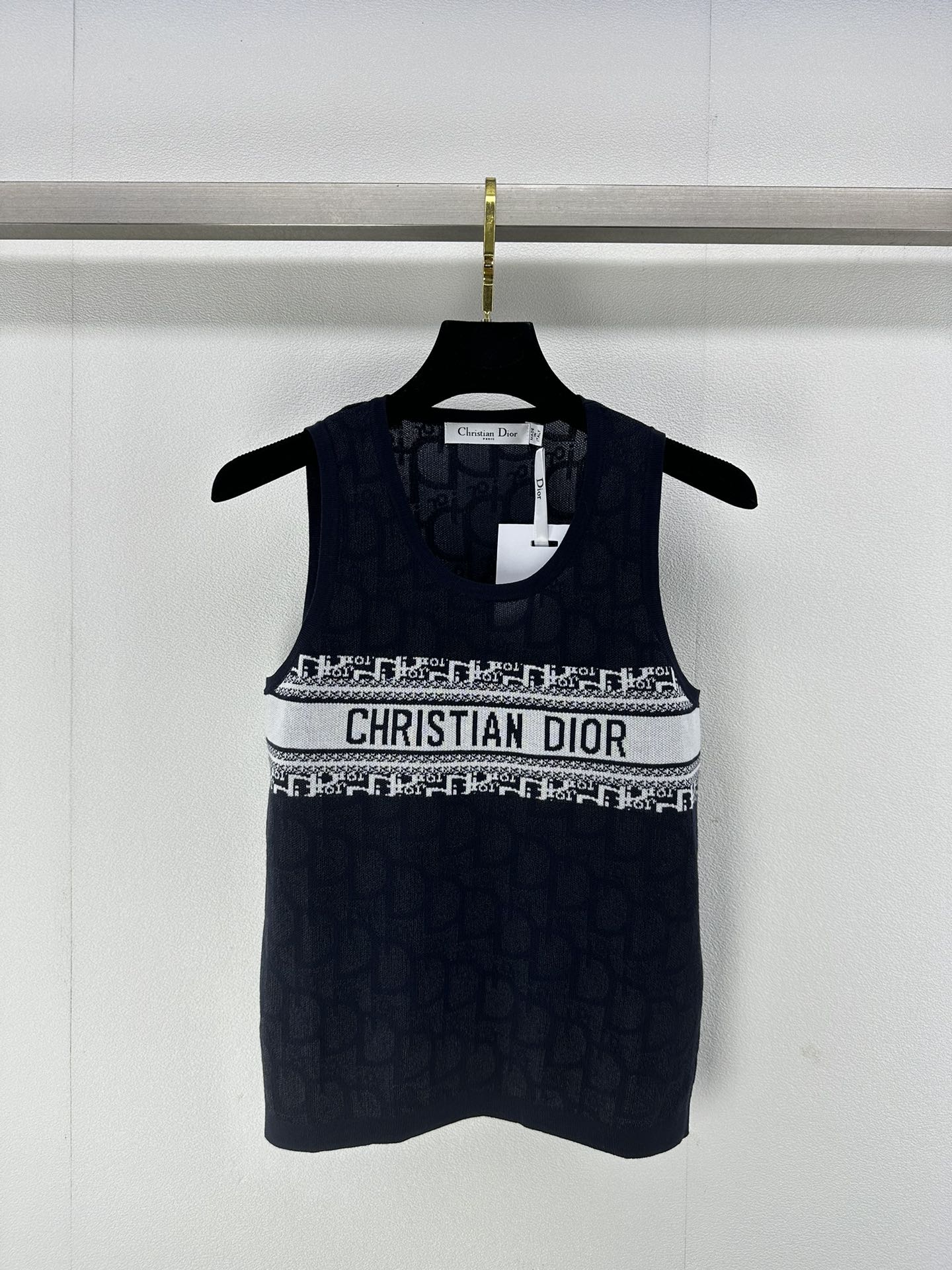 NO:310502,Dio *New Details 25 The latest full-print logo knitted vest in summer!  Presbyterians must be involved!  The brand letter logo is highly recognizable!  The huge white color scheme is easy to attract attention, and a high-end brand!  The classic loose style is not picky!  2 colors 3 codes SML, dior, alexander wang19860909Dio *上新细节 25 夏季最新满印logo针织背心！老花迷必入！品牌字母logo辨识度及高！巨显白配色,轻松吸引眼球,高级大牌！经典宽松版型不挑人！ 2色3码SML,,dior,alexander wang,Women's clothing