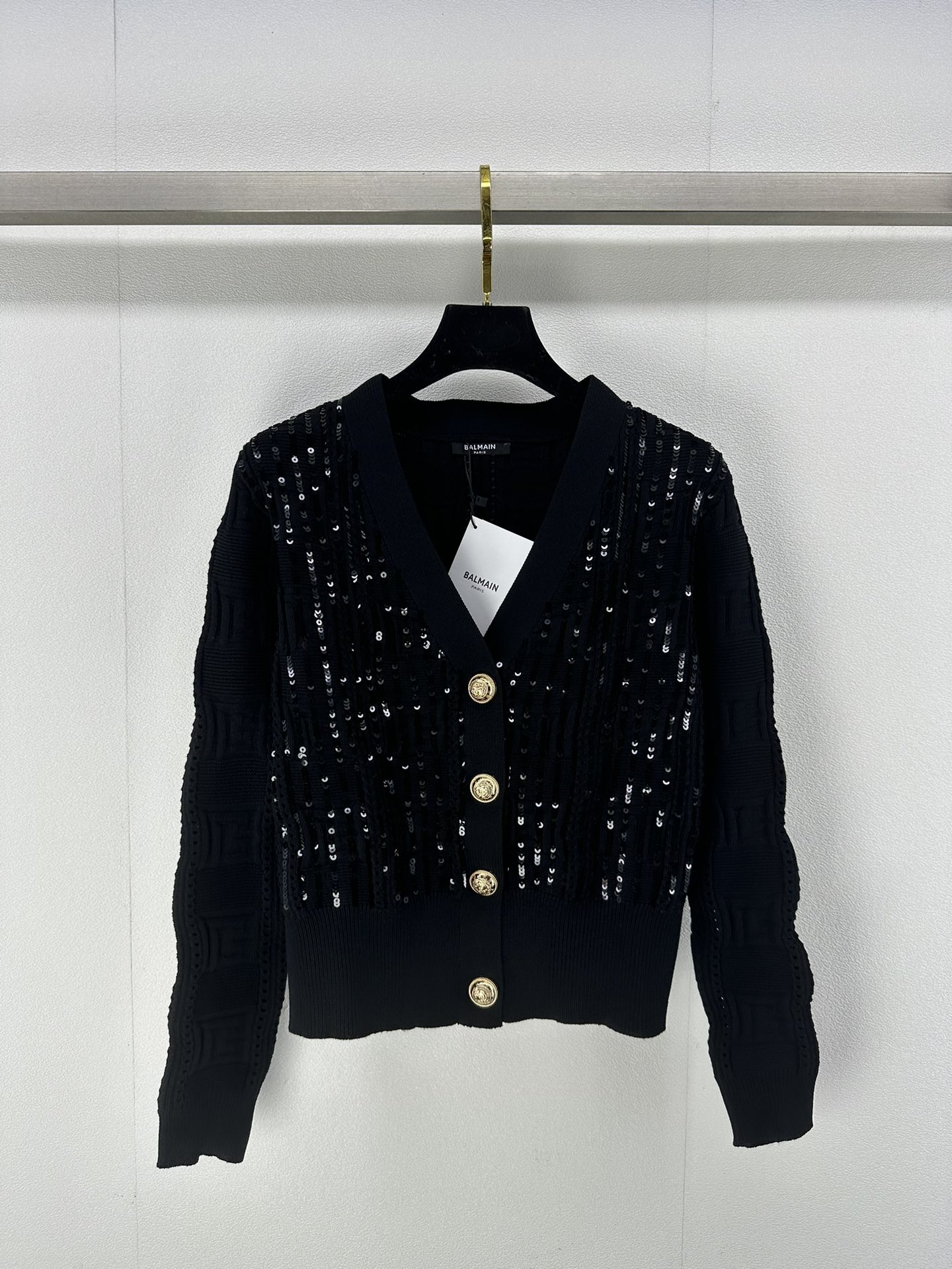 NO:496629,New details on Bamai*. New autumn gold button V-neck bead cardigan. The beads are blessed with decorations that perfectly interpret the signature. The brand letters are hollowed out and full of high-end feeling!  The classic style is not picky about people and looks slim and versatile!  2 colors 3 codes SML, alexander wang19860909Bamai*上新细节 秋季新款金扣V领珠片开衫 满身珠片加持装饰完美诠释标示性,品牌字母镂空入眼满满的高级感！经典版型不挑人上身显瘦又百搭！ 2色3码SML,,alexander wang,Women's clothing