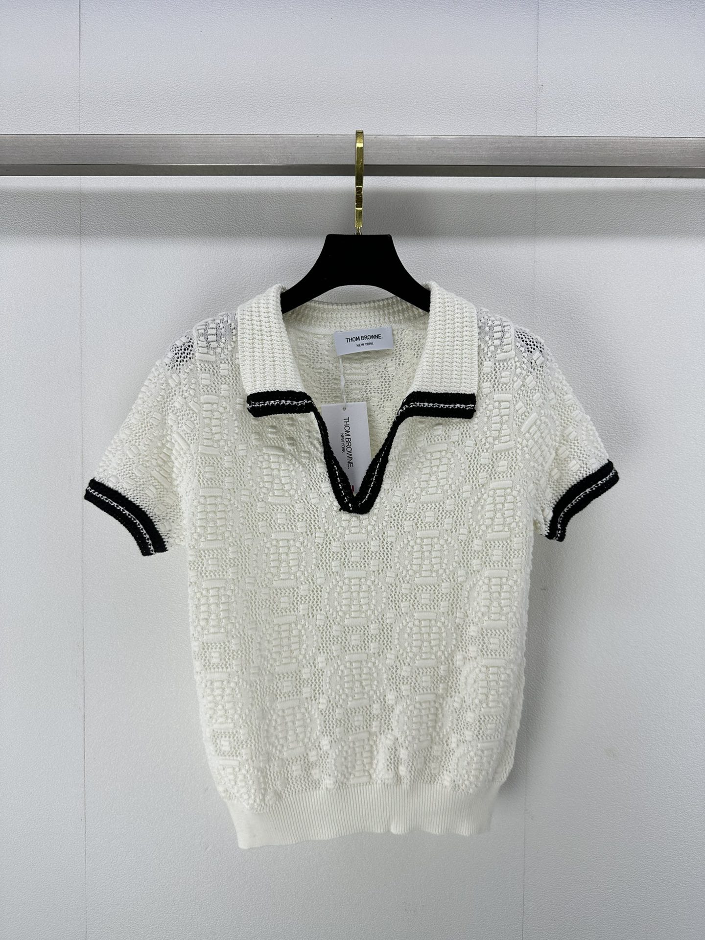 NO:310023,TB* New Details 25 Summer latest college style contrasting color U-neck knitted short sleeves!  Contrasting color edges have a strong sense of design and a huge temperament!  Youthful and casual and versatile!  2 color 3 code SML, T-shirt, alexander wang19860909TB*上新细节 25 夏季最新学院风撞色翻U领针织短袖！ 撞色边设计感十足,巨巨巨气质！青春休闲又百搭！ 2色3码SML,,T-shirt,alexander wang,Women's clothing