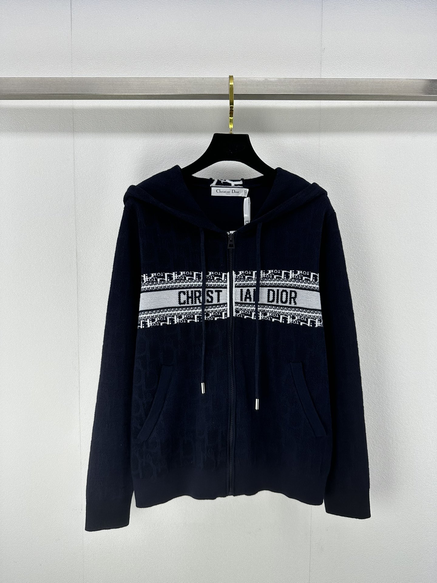 NO:473459,Dio* New details 24 Spring and summer latest contrasting logo knitted hooded long-sleeved cardigan!  Presbyterians must be involved!  The classic color scheme lasts for a long time, and the fashionable feeling of low-key, restrained and effortless!  The bright color-blocking design easily illuminates the fashionable style. 2 colors and 3 codes SML, dior, hats, alexander wang19860909Dio* 上新细节 24 春夏最新撞色logo针织连帽长袖开衫！老花迷必入！经典配色经久不衰,演绎低调内敛不费力的时髦感！拼色的鲜明设计轻松点亮时髦造型 2色3码SML,,dior,hats,alexander wang,Women's clothing