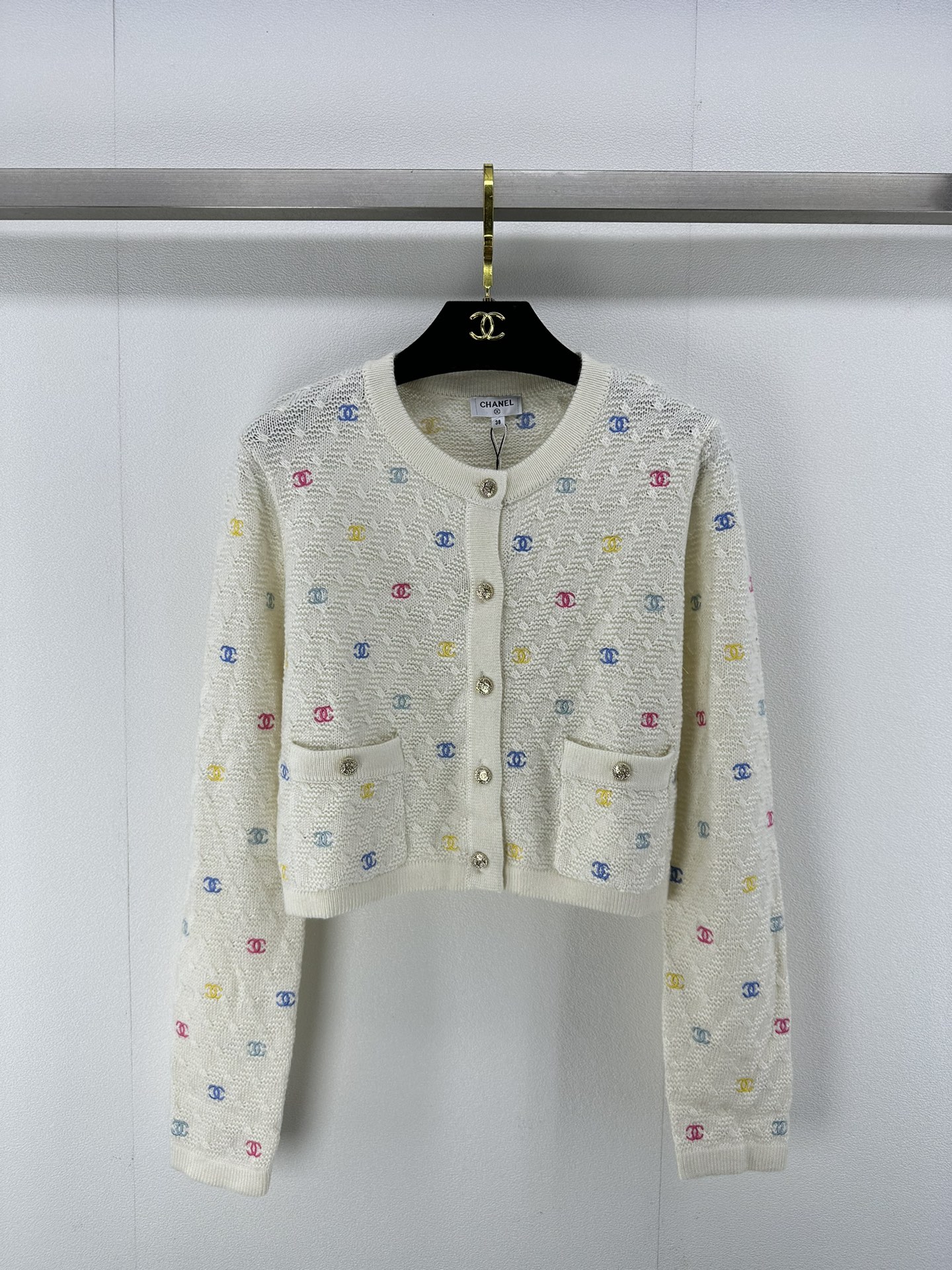 NO:489630,Chane* new details The new autumn embroidered round-neck cardigan full of heavy-duty embroidered colored double Clogo custom buttons full of fragrance!  versatile and not picky about people 2 colors 3 codes SML, chanel, alexander wang19860909Chane*上新细节 秋季新款刺绣圆领开衫全件重工刺绣彩色双Clogo 定制纽扣 小香风满满！百搭不挑人 2色3码SML,,chanel,alexander wang,Women's clothing