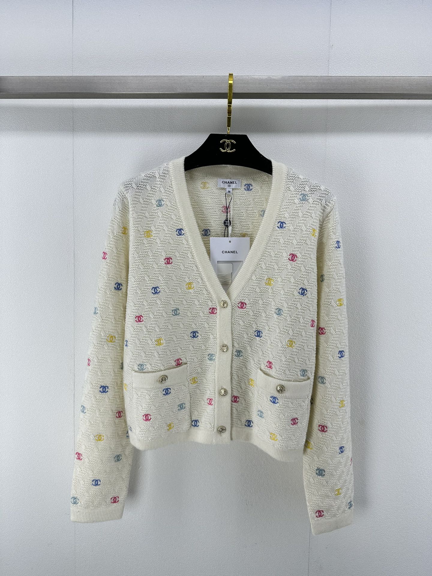 NO:489637,Chane* new details The new autumn embroidered v-neck cardigan full of heavy industry embroidery colored double Clogo custom buttons full of fragrance!  versatile and not picky about people 2 colors 3 codes SML, chanel, alexander wang19860909Chane*上新细节 秋季新款刺绣v领开衫全件重工刺绣彩色双Clogo 定制纽扣 小香风满满！百搭不挑人 2色3码SML,,chanel,alexander wang,Women's clothing