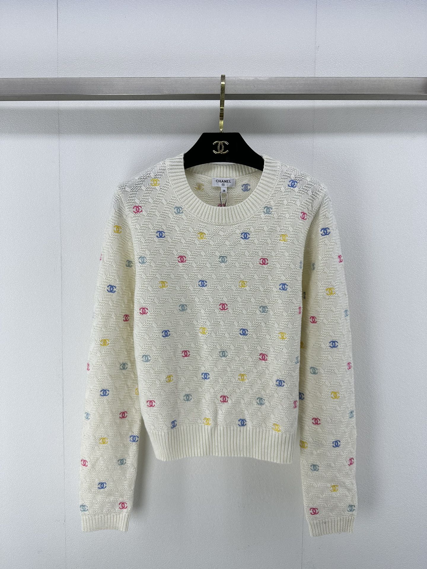 NO:489645,Chane* new details The new autumn embroidered long sleeves full of heavy industry embroidery colored double Clogo full of fragrance!  versatile and not picky about people 2 colors 3 codes SML, chanel, alexander wang19860909Chane*上新细节 秋季新款刺绣长袖全件重工刺绣彩色双Clogo 小香风满满！百搭不挑人 2色3码SML,,chanel,alexander wang,Women's clothing