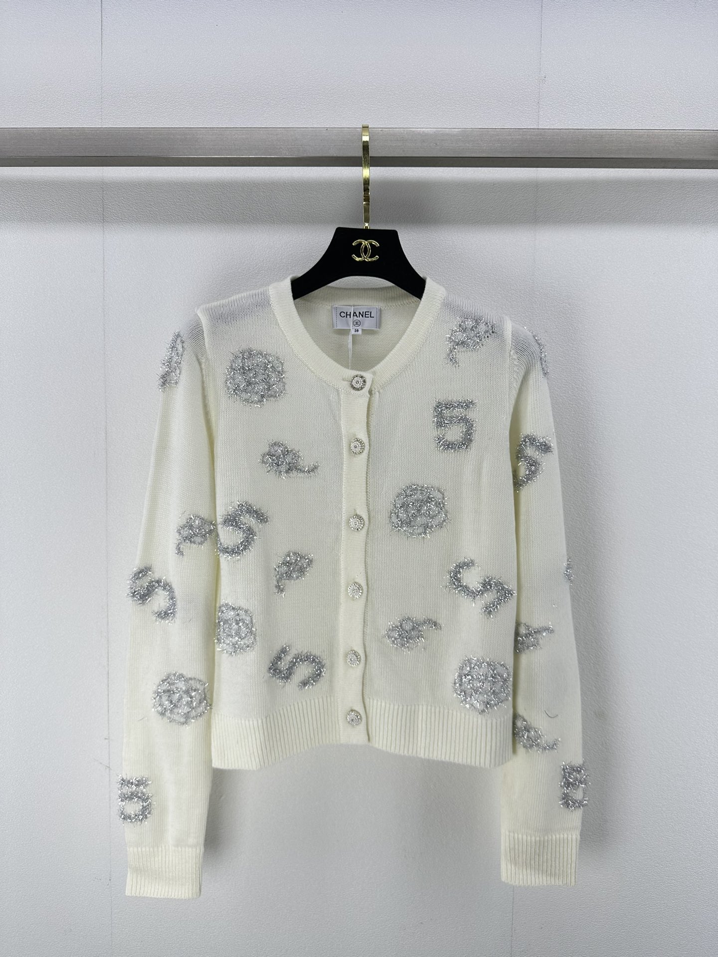 NO:474348,Chane* new details, early autumn new silver silk cardigan embroidered pure handmade yarn-piece small fragrance pattern elements, full of small fragrance style, style of a rich girl with a rich family!  Cashmere version 2 color 3 code SML, chanel, alexander wang19860909Chane*上新细节 早秋新款银丝开衫刺绣纯手工拼纱小香图案元素 满满小香风 上身富家千金小姐风范！羊绒版本 2色3码SML,,chanel,alexander wang,Women's clothing