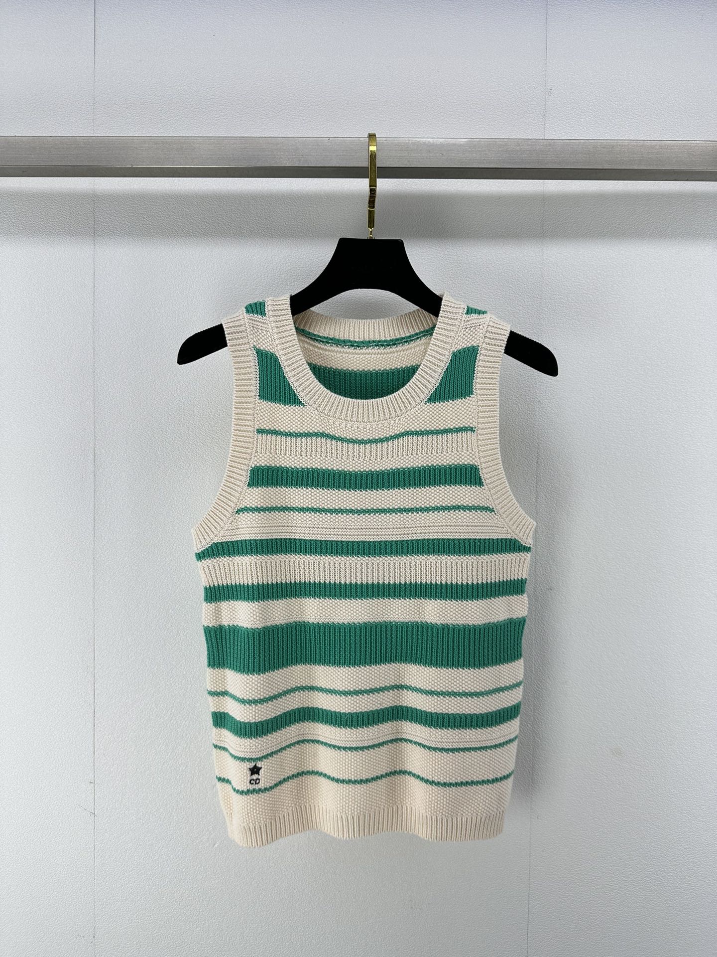 NO:314504,Dio* new details 25 The latest classic casual striped vest in spring, clean color matching, super invincible whitening, little bee embroidery details, upper body temperament reduces age, no picky match, 2 colors, 3 sizes, SML, dior, alexander wang19860909Dio*上新细节 25 春季最新款经典休闲条纹背心 干净搭配色 超级无敌显白 小蜜蜂刺绣细节 上身气质减龄 白搭不挑人 2色3码SML,,dior,alexander wang,Women's clothing