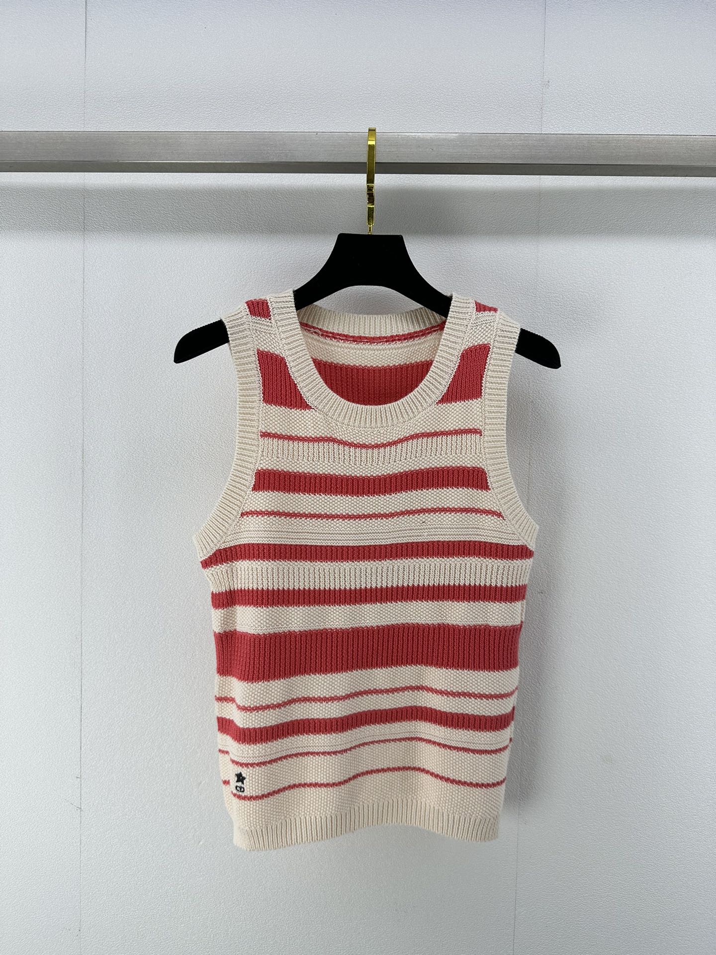 NO:314510,Dio* new details 25 The latest classic casual striped vest in spring, clean color matching, super invincible whitening, little bee embroidery details, upper body temperament reduces age, no picky match, 2 colors, 3 sizes, SML, dior, alexander wang19860909Dio*上新细节 25 春季最新款经典休闲条纹背心 干净搭配色 超级无敌显白 小蜜蜂刺绣细节 上身气质减龄 白搭不挑人 2色3码SML,,dior,alexander wang,Women's clothing