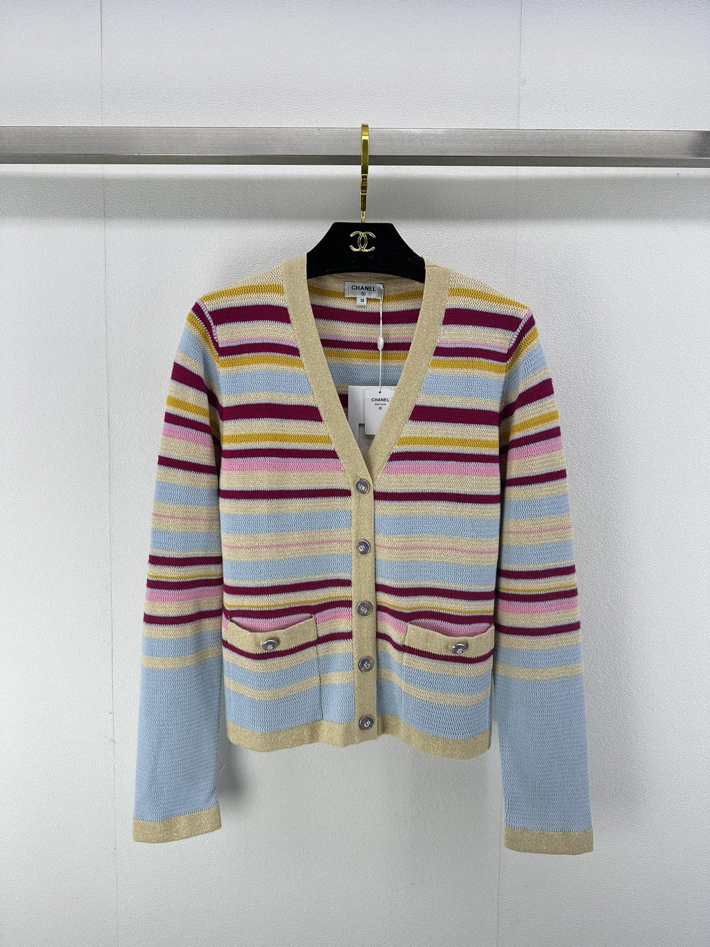 NO:488276,Chane* new details New early autumn gold wire cardigan is soft and comfortable with imported gold wire. The color combination design is fashionable and not picky about the figure. The upper body is good. There is no mistake in matching any way!  1 color 3 code SML, chanel, alexander wang19860909Chane*上新细节 早秋新款金丝开衫 采用进口金丝线柔软舒适 拼色设计时尚不挑身材 上身效果好 任意搭配不出错！ 1色3码SML,,chanel,alexander wang,Women's clothing